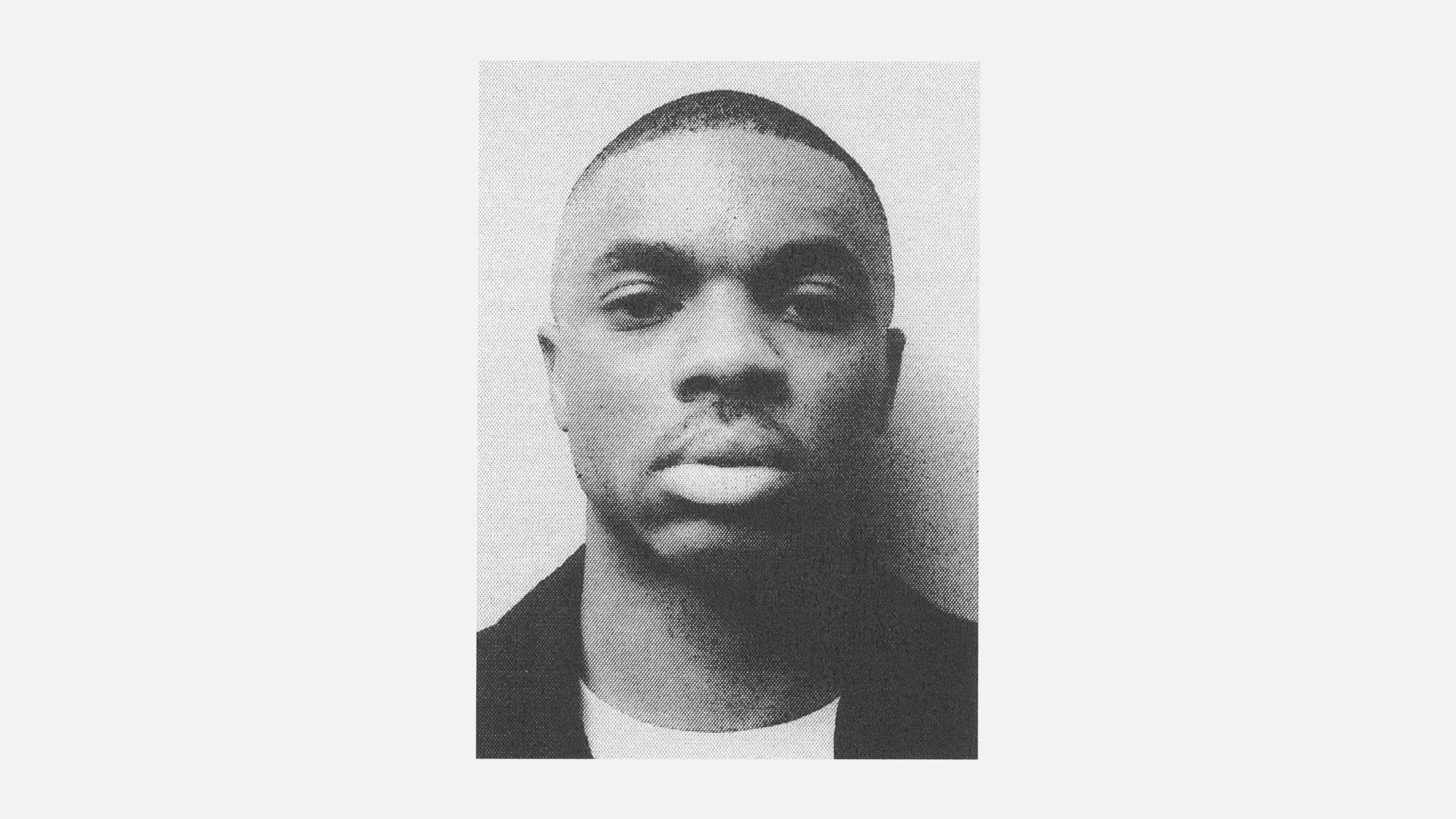 灰階 Vince Staples 壁紙 — 一張黑白大頭照，一名光頭男子身穿深色外套內搭白襯衫。