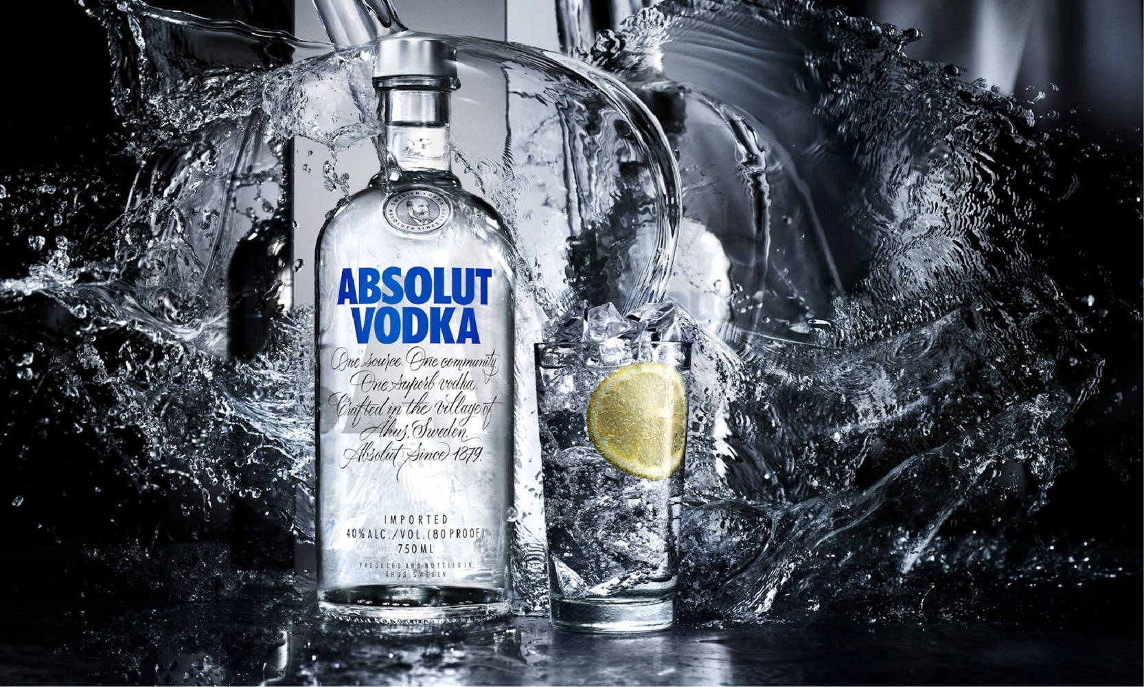飛濺水花中的Absolut Vodka酒瓶和酒杯，附有檸檬。