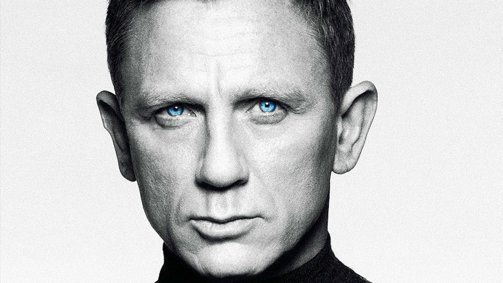 灰階丹尼爾·克雷格男性面部 壁紙 — 丹尼爾·基克（Daniel Craig）的頭像特寫，藍色眼睛銳利，表情嚴肅，背景為純白色。