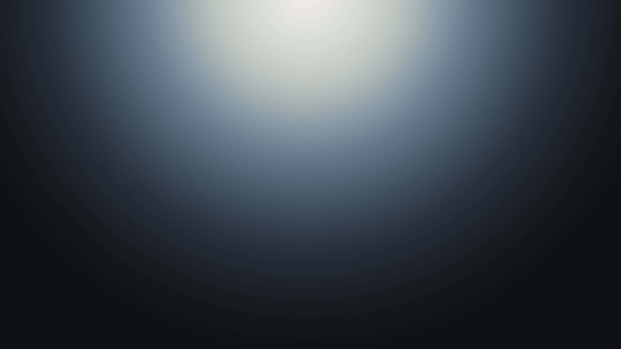 灰階漸層背景 壁紙 — 平滑漸變從明亮的中心擴散到深沉的陰影，營造出極簡抽象的光芒。
