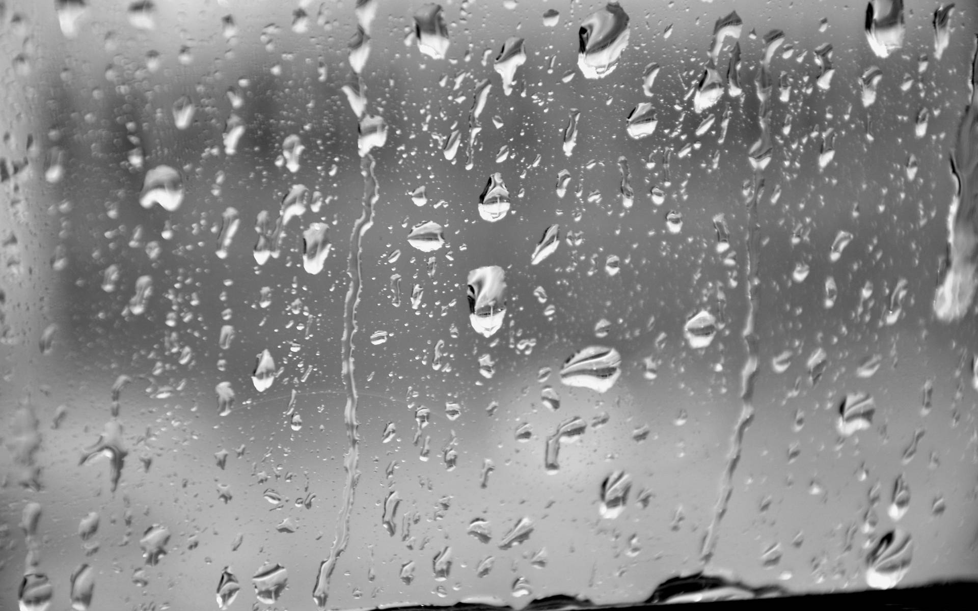 玻璃窗上的雨滴，背景模糊