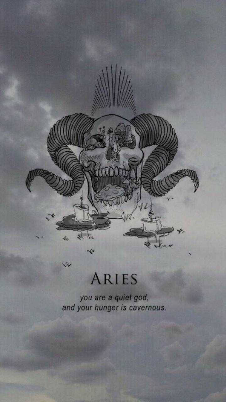 灰雲 Aries 風格手機壁紙 壁紙 — 一幅鮮明的黑白插圖，描繪了在陰雲天空下帶有螺旋角的公羊頭骨，下方文字寫著：「ARIES 你是沉默的神，你的飢餓如洞穴般深邃。」