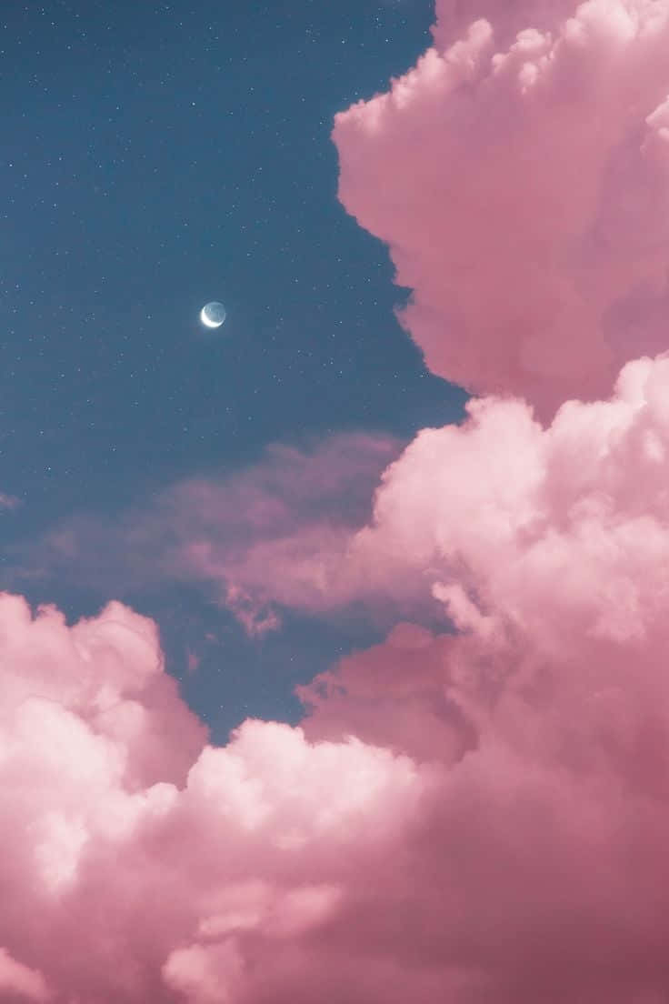 粉紅雲朵在星夜中飄浮於新月之下。