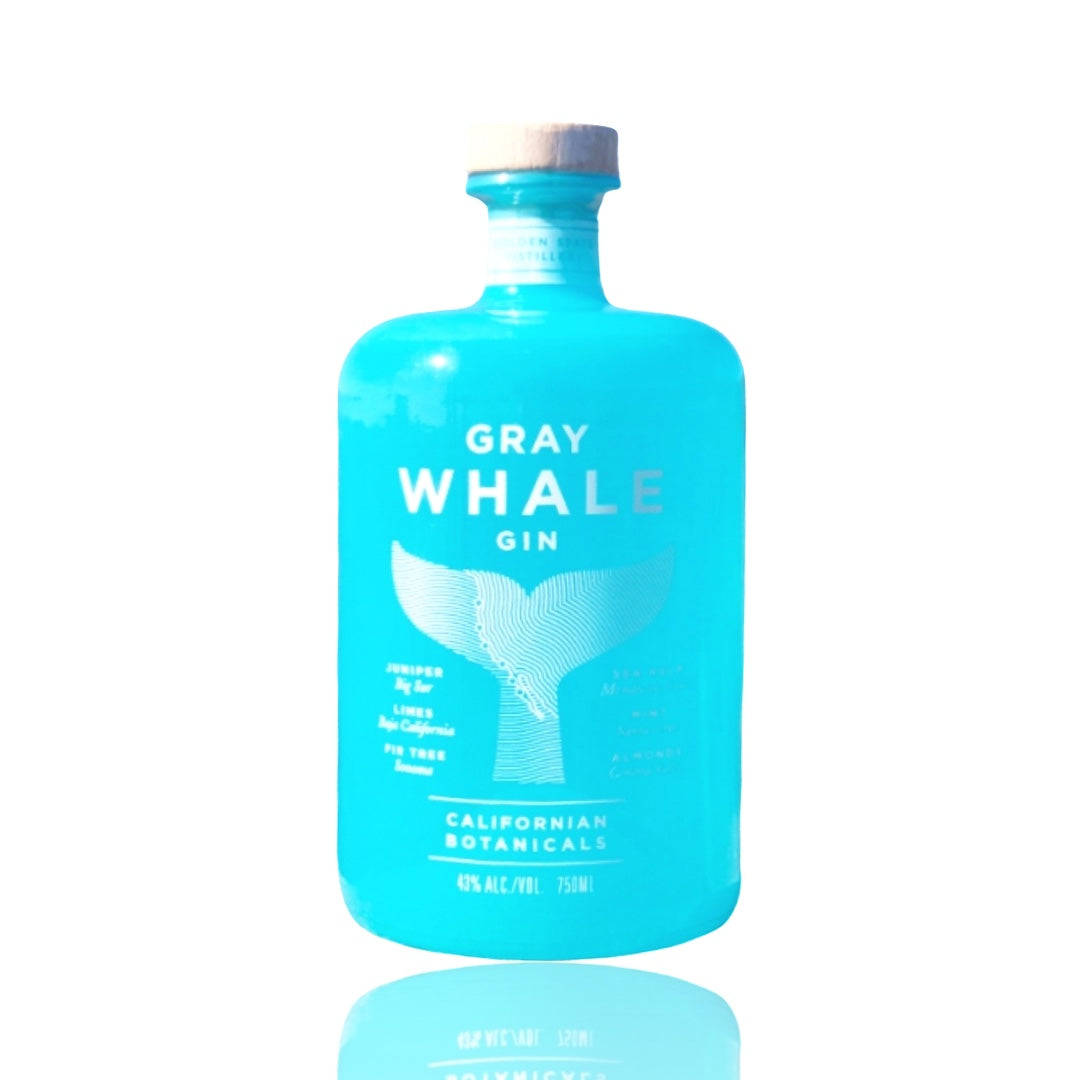 灰鯨金酒 壁紙 — 一瓶充滿活力的藍綠色Gray Whale Gin，帶有鯨魚尾巴設計和木蓋，立在潔白的背景前。