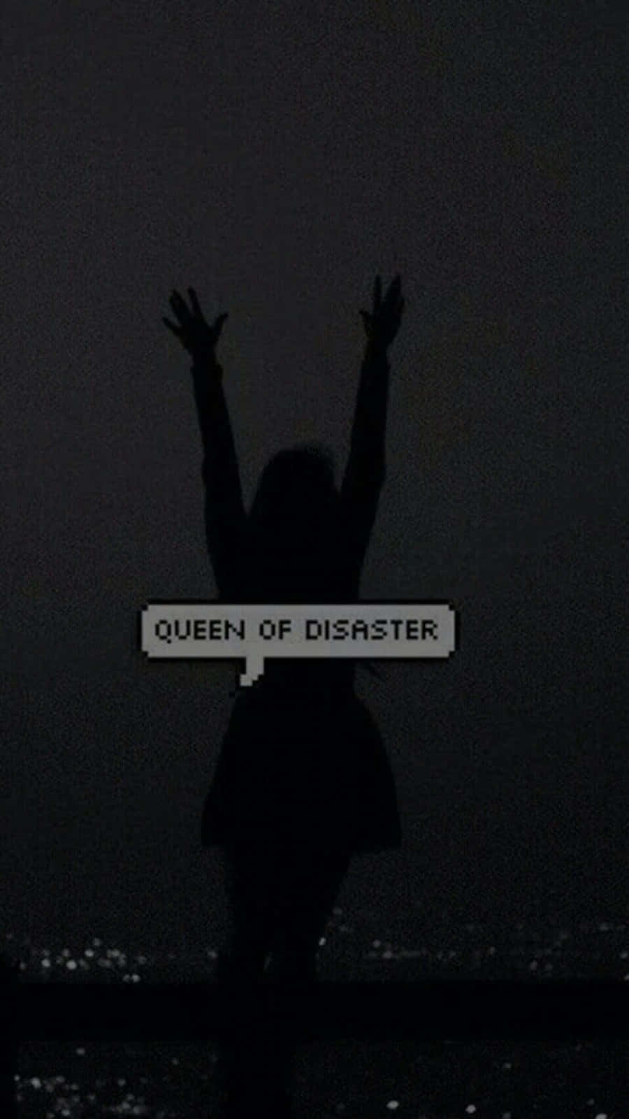 夜晚城市上空舉起雙臂的人的黑色剪影，像素文字寫著 queen of disaster。