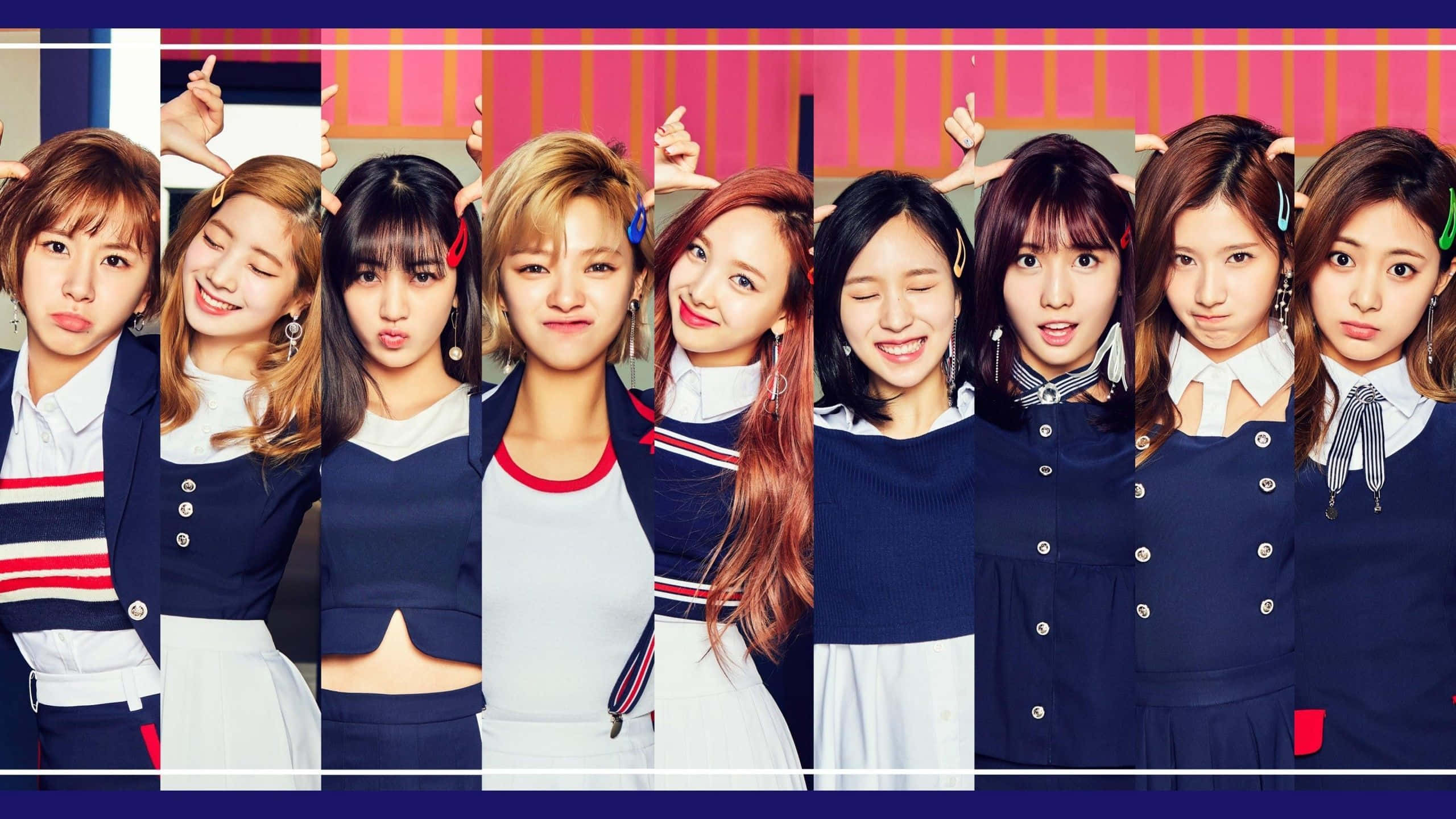 炫彩背景下的 K-pop 組合合照 壁紙 — 九名身穿校服的年輕女性在充滿活力的粉紅色條紋背景下擺出俏皮的姿勢。