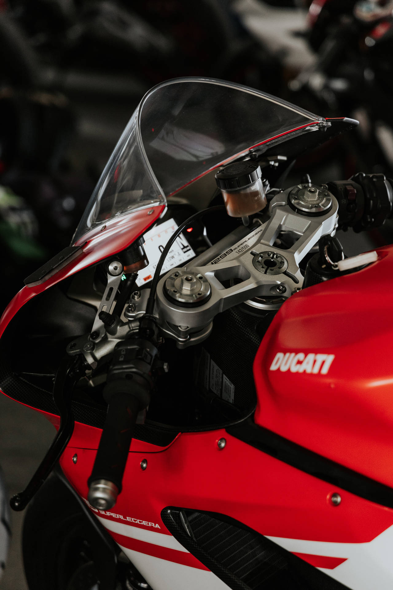 紅色 Ducati Superleggera 電單車把手及整流罩（車庫內）。