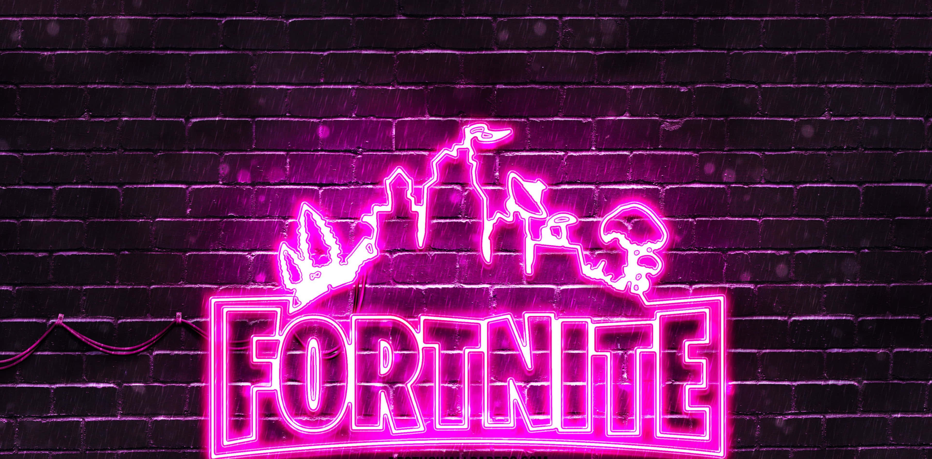 炫酷的Fortnite標誌 壁紙 — 鮮豔的粉紅色霓虹燈Fortnite標誌在潮濕的夜晚條件下，在黑暗潮濕的磚牆上發光。