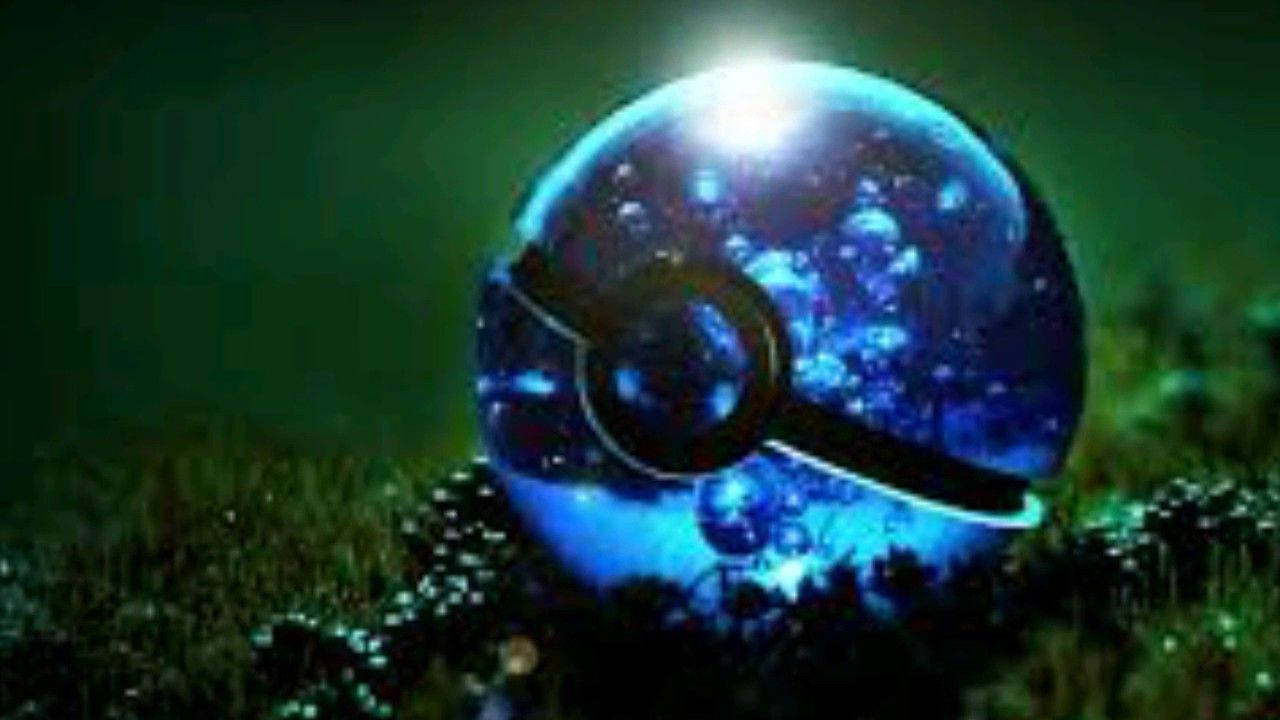 一個帶有宇宙漩渦的發光藍色精靈球在夜間放在草地上。