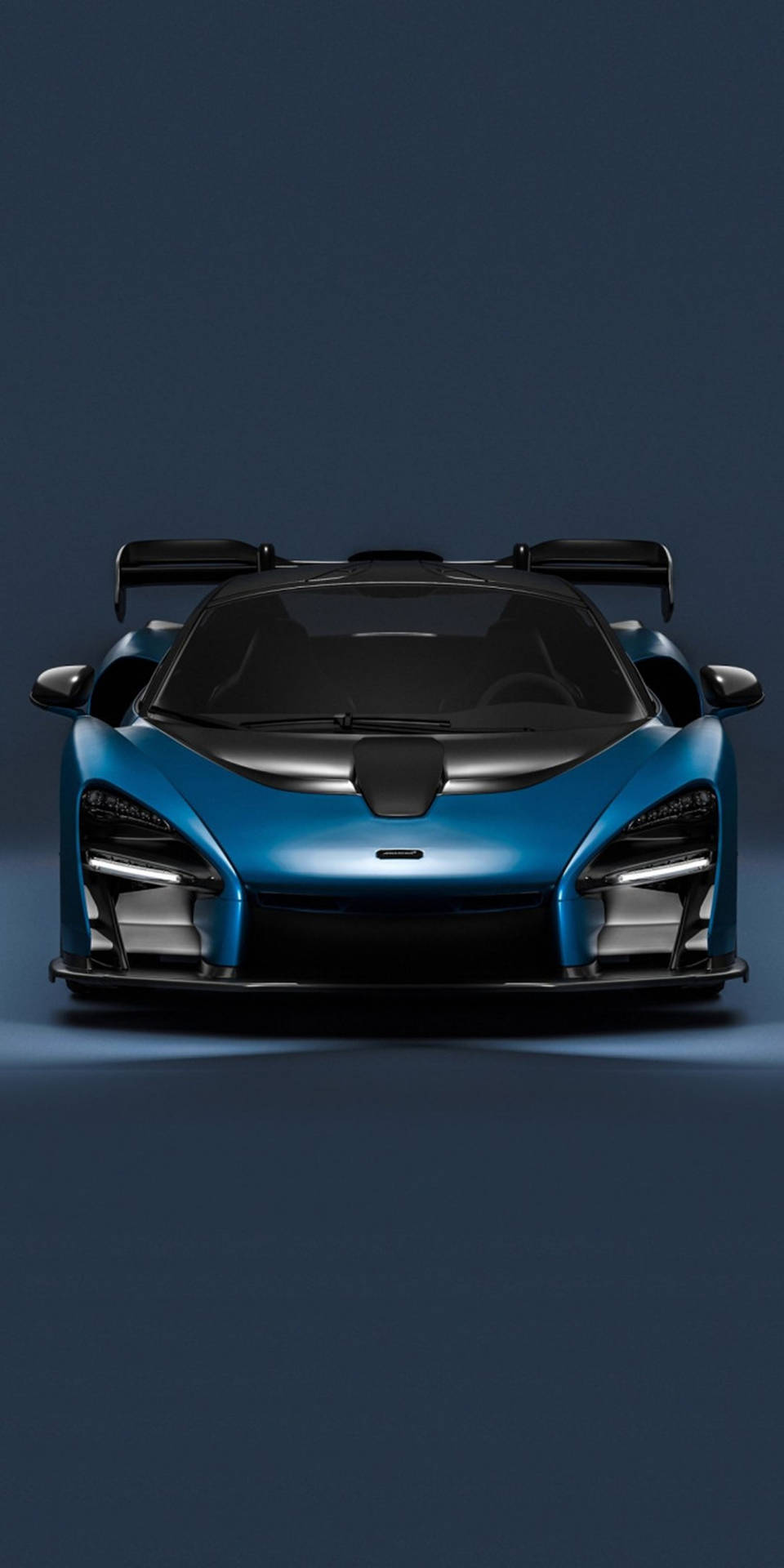 深色背景工作室中的藍色McLaren Senna超級跑車