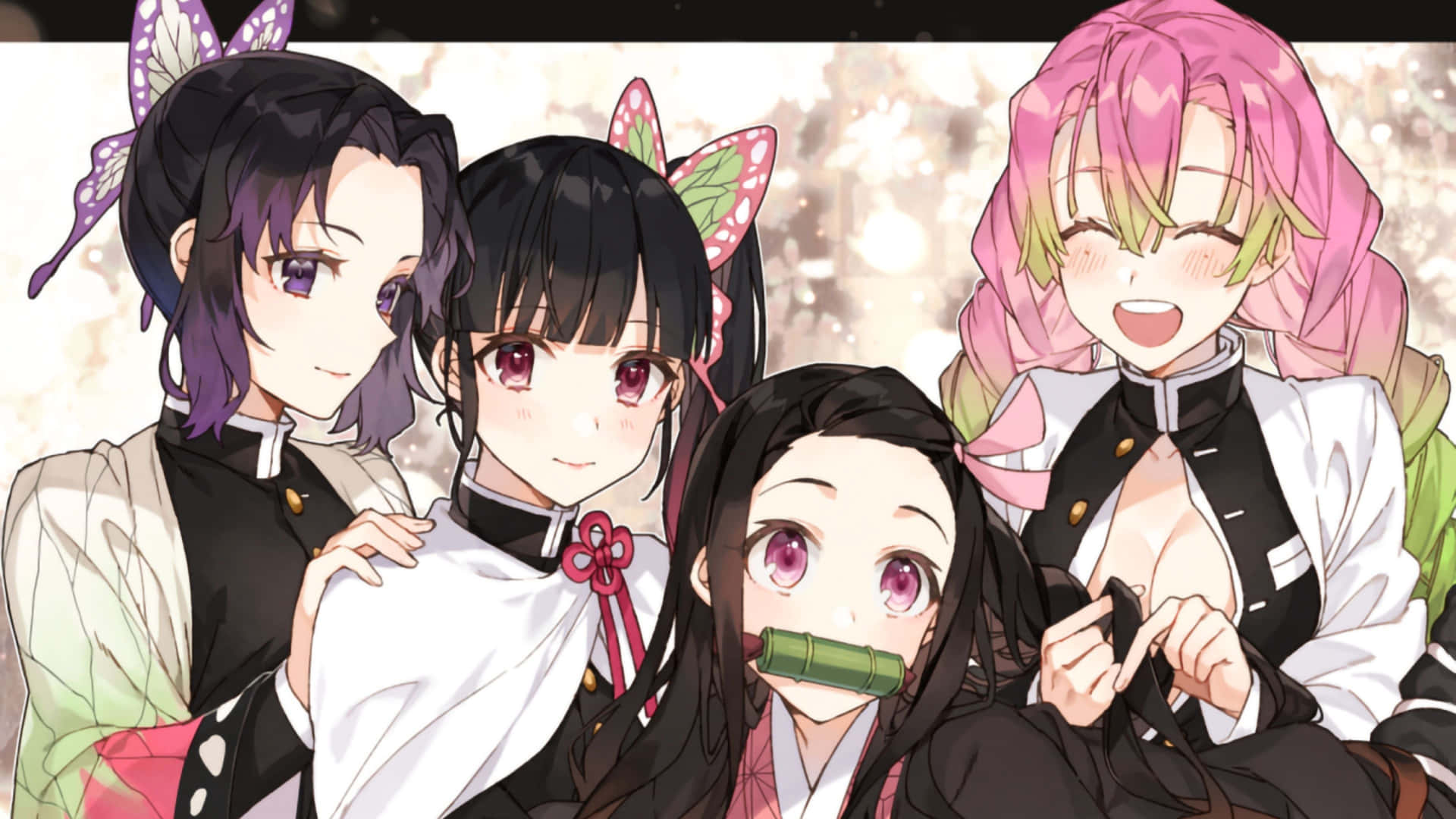 四個穿著傳統服裝的動畫女孩，帶著蝴蝶翅膀和竹製吹嘴微笑。 — 鬼滅之刃 4K 壁紙