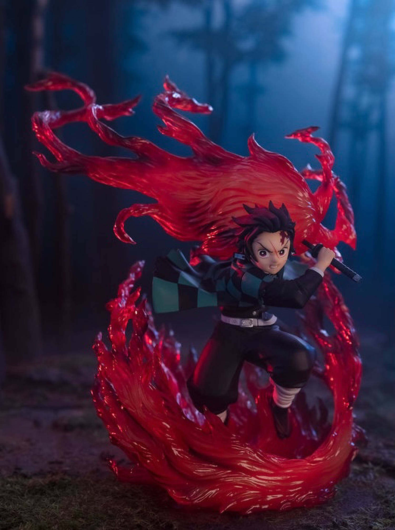 炭治郎爆發神火舞 熾紅烈焰 壁紙 — 霧氣森林中，炭治郎揮舞著被發光紅色火焰包圍的刀劍的動漫人偶。