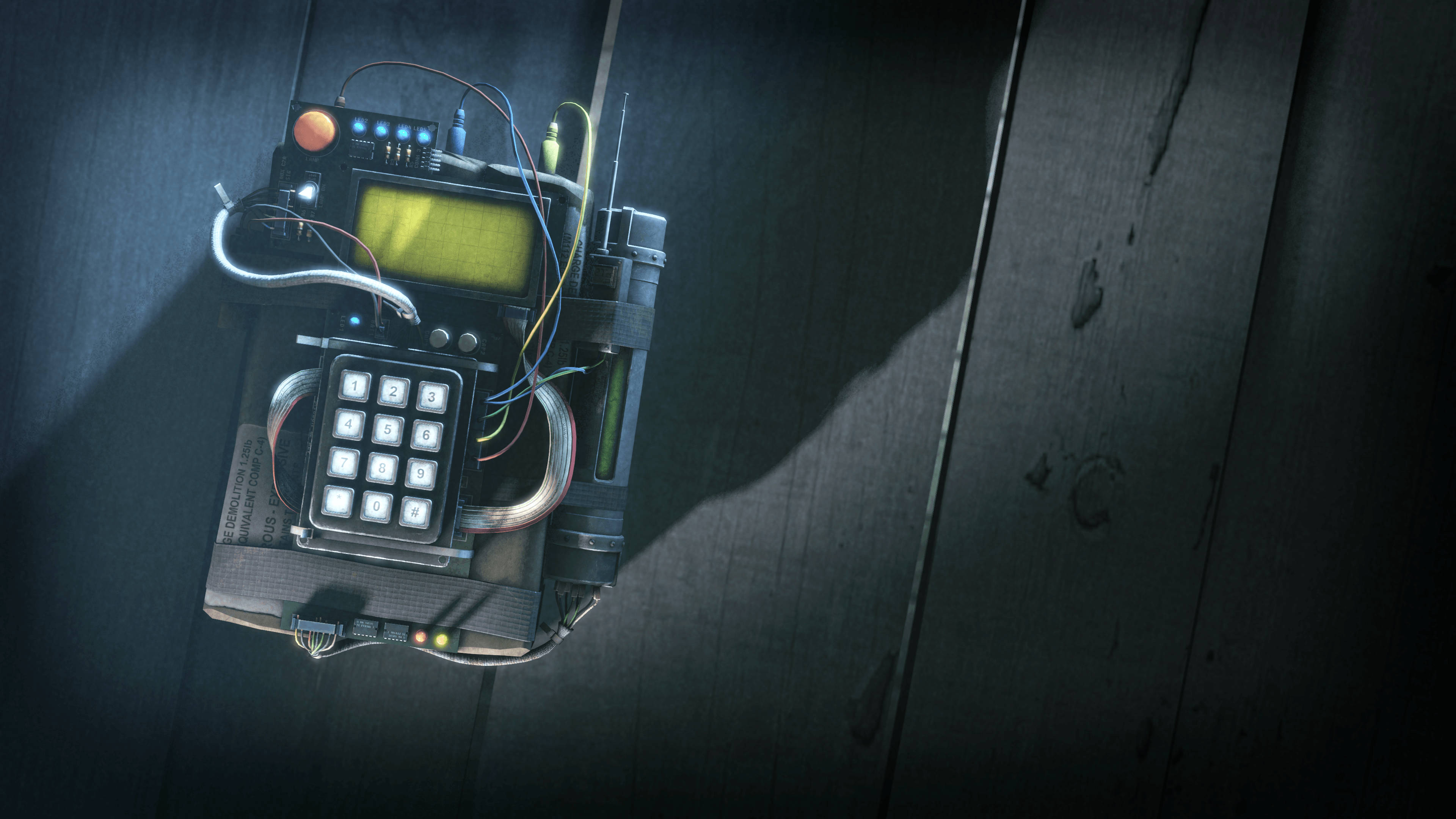 炸彈 4K CS:GO 壁紙 — 一部被入侵的手機，帶有外露的電線和發光的組件，在戲劇性的聚光燈下放置在深色木板上。