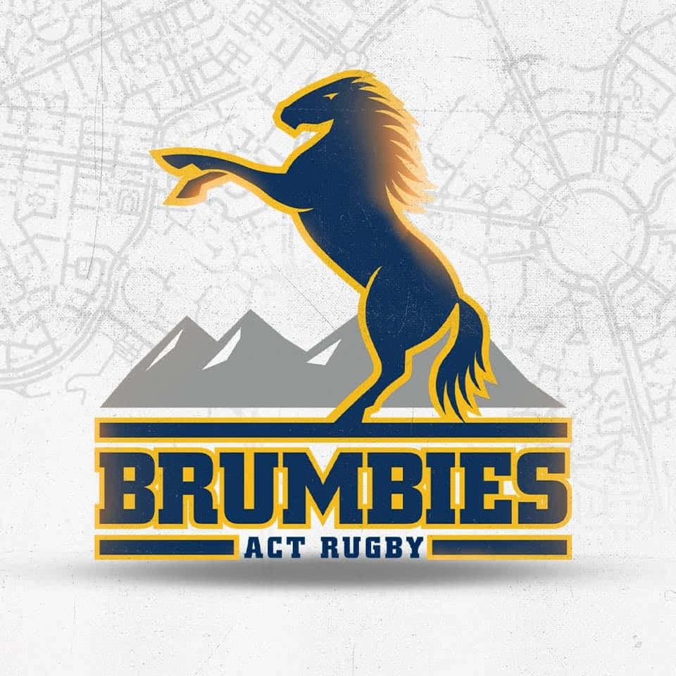 Brumbies 桌布 壁紙 — 為 Brumbies ACT Rugby 設計的醒目藍金配色躍馬標誌，背景為褪色地圖及山脈輪廓。
