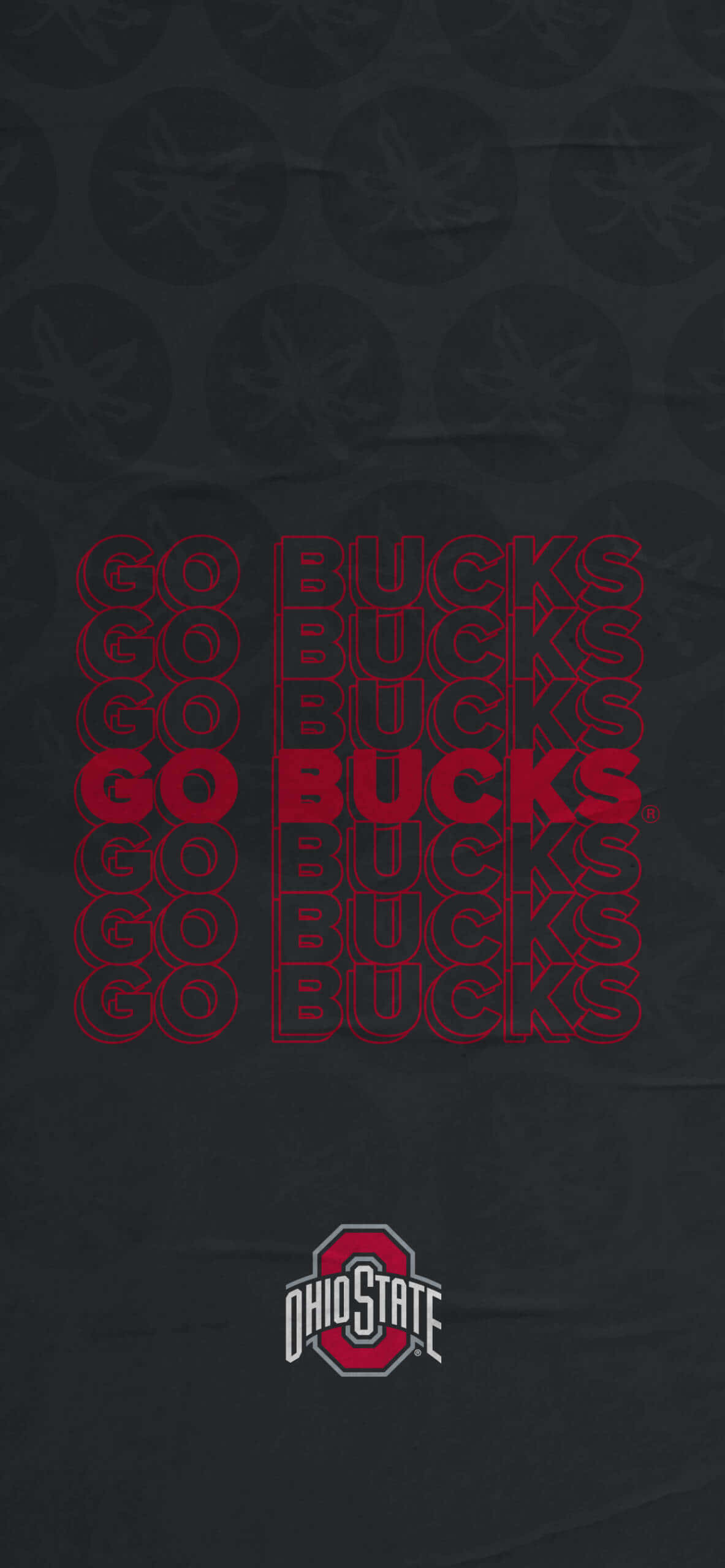 為 iPhone 設定動感俄亥俄州立大學足球壁紙 壁紙 — 粗體紅色 'GO BUCKS' 文字在深色紋理背景上垂直重複，帶有模糊的公鹿標誌和底部的俄亥俄州立大學標誌。