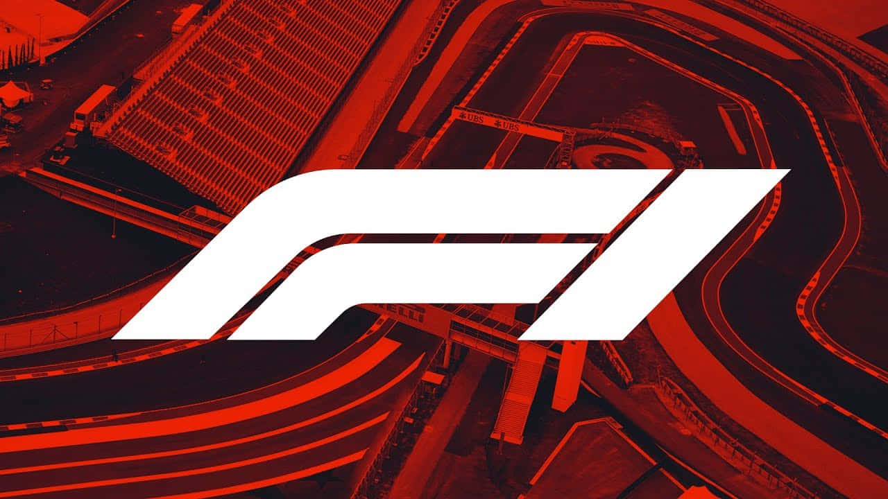 為F1冠軍喝采 壁紙 — F1賽道的鳥瞰圖，沐浴在強烈的紅光中，白色F1標誌突出地疊加在上面。