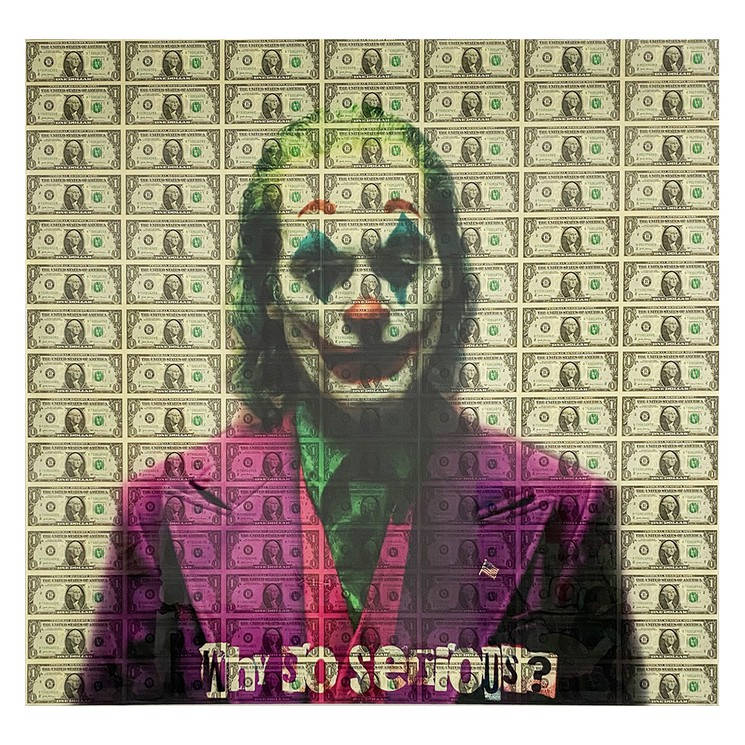 一個由美元鈔票製成的綠色頭髮和紫色西裝的小丑問「Why so serious？」