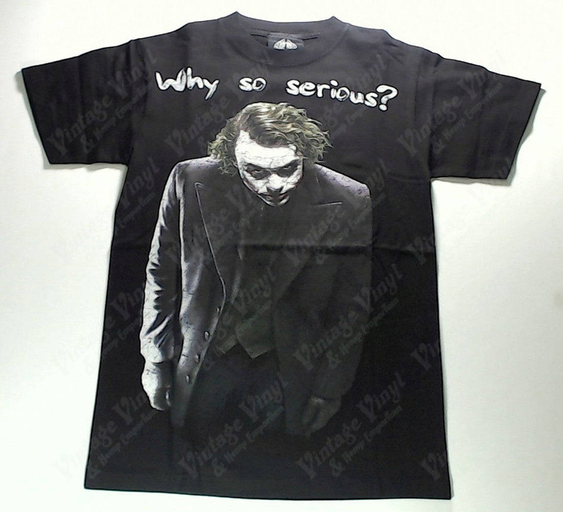黑色T恤，帶有小丑圖案和「Why so serious?」文字