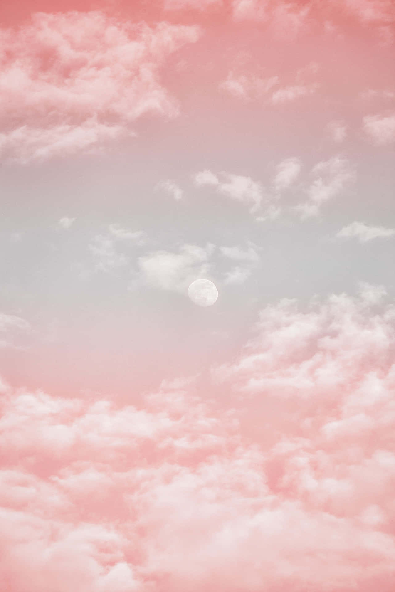 在夢幻的夜空中，粉紅雲朵在蒼白的月亮下飄移。