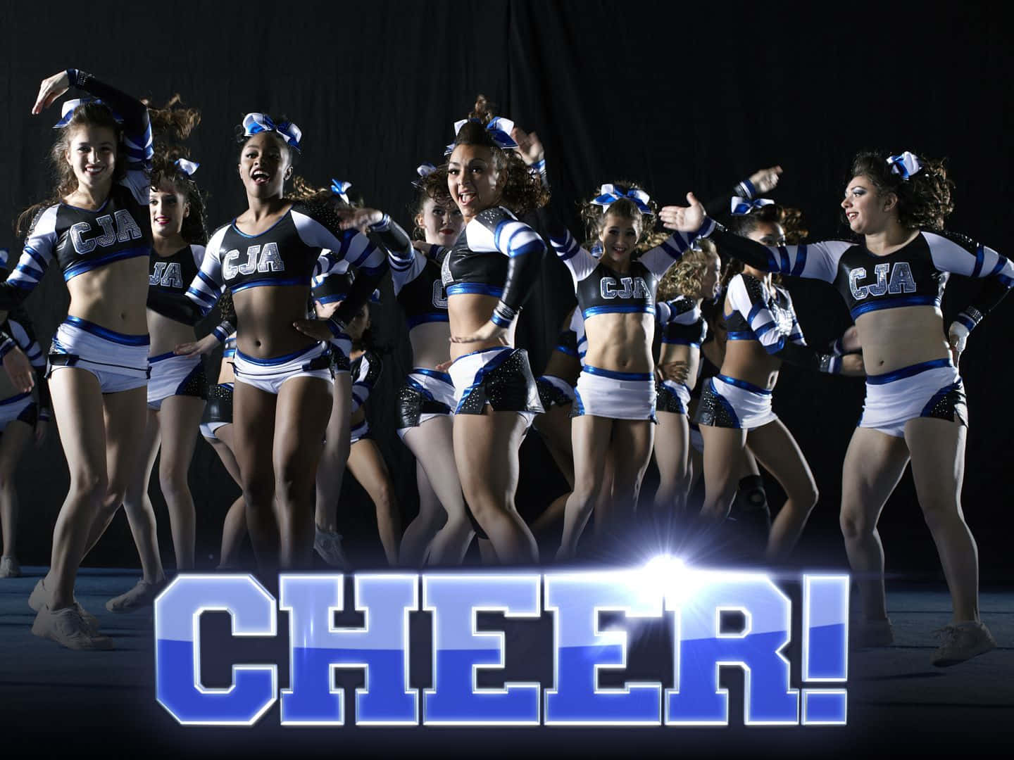 身穿藍白制服的啦啦隊員與發光的「CHEER!」圖案一起充滿活力地擺姿勢。