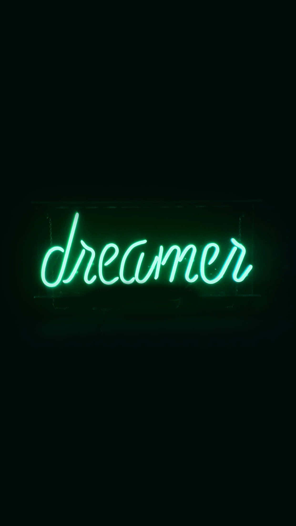 為你的 iPhone 加入霓虹光效 壁紙 — 一個發光的綠色霓虹燈牌拼出 dreamer，漂浮在漆黑的背景上。
