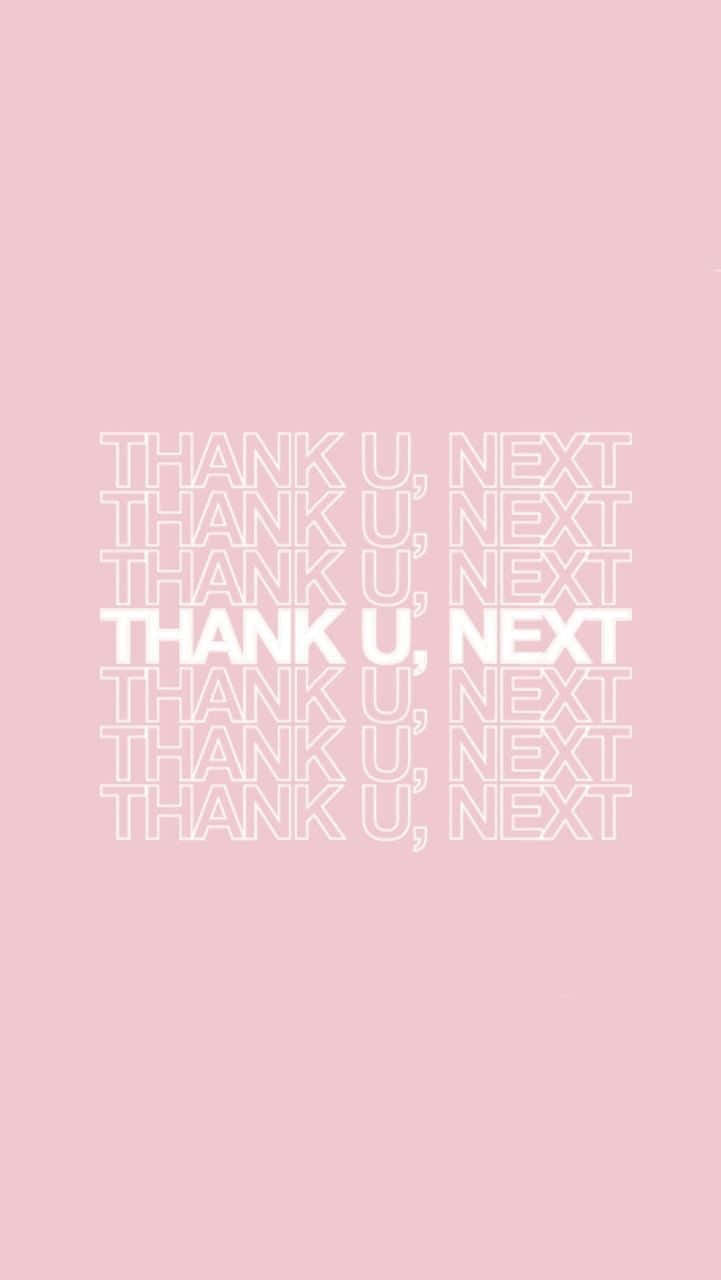 粉紅色背景，堆疊的白色輪廓文字 thank u next