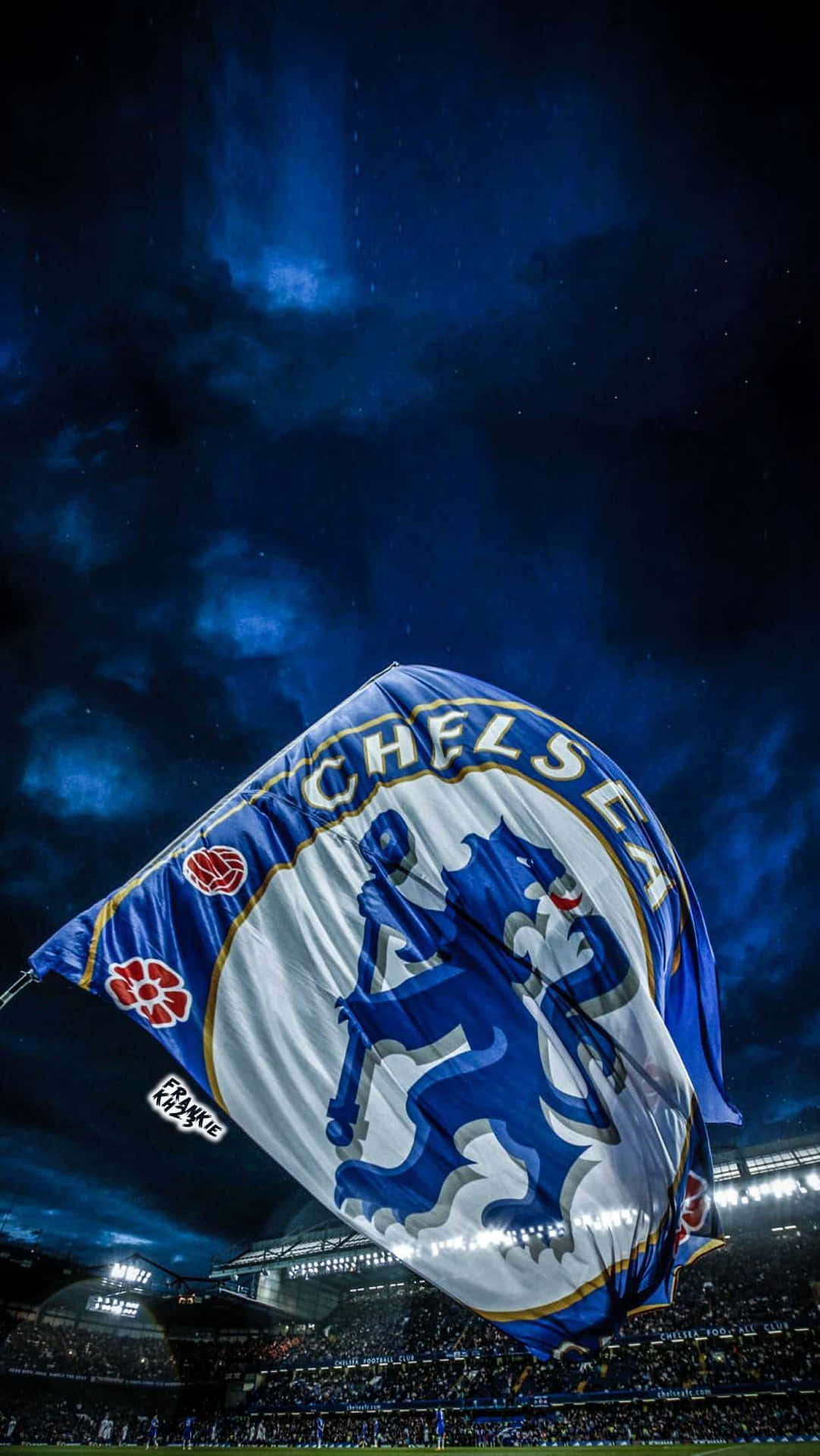 車路士旗幟在座無虛席的球場中，在深藍色夜空下飄揚。