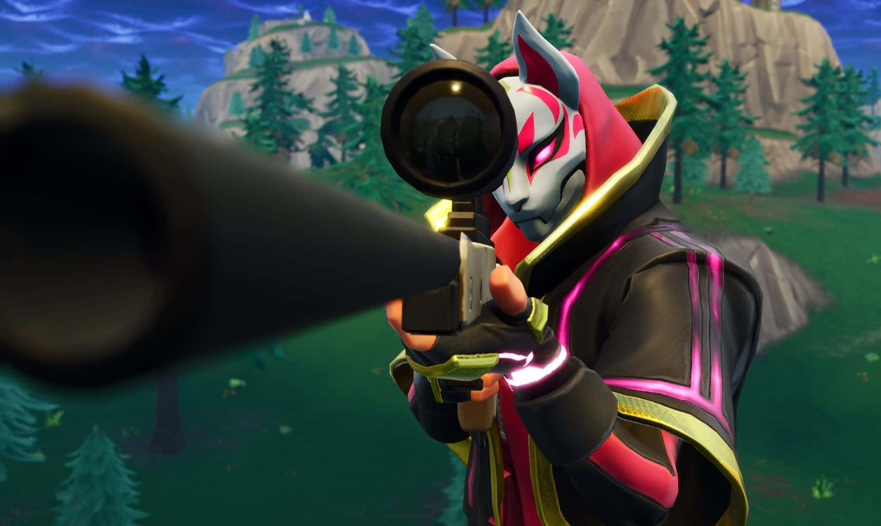 狐狸臉 Fortnite 角色在森林山地場景中瞄準狙擊步槍。
