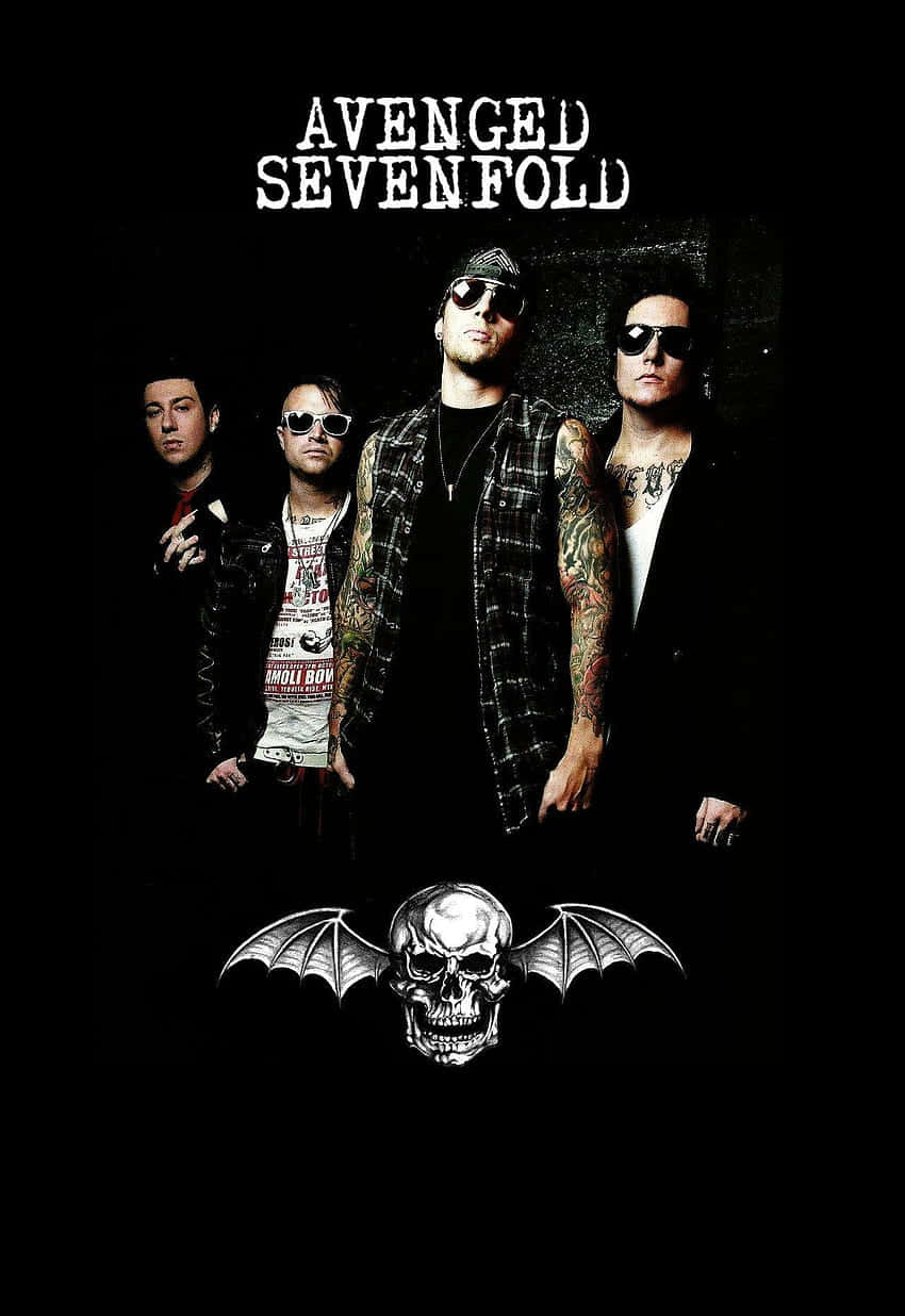 Avenged Sevenfold 樂隊在黑色背景前展示骷髏頭和蝙蝠標誌。