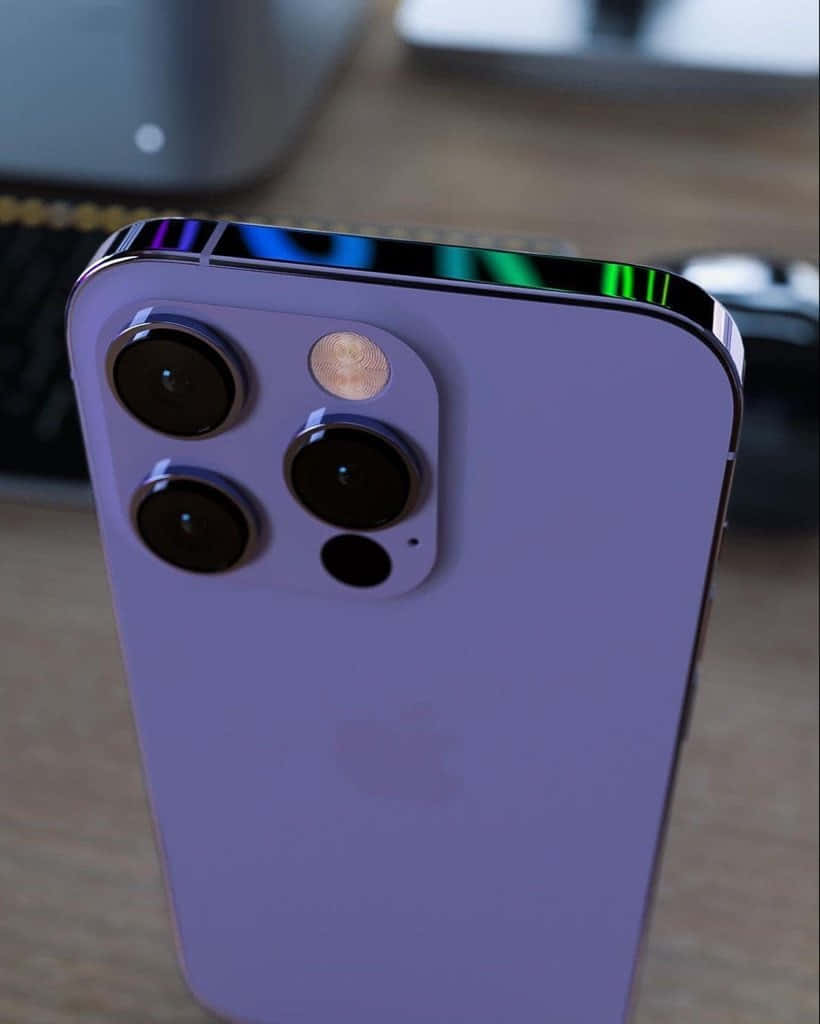 紫色iPhone彩虹邊緣放在木桌上靠近鍵盤