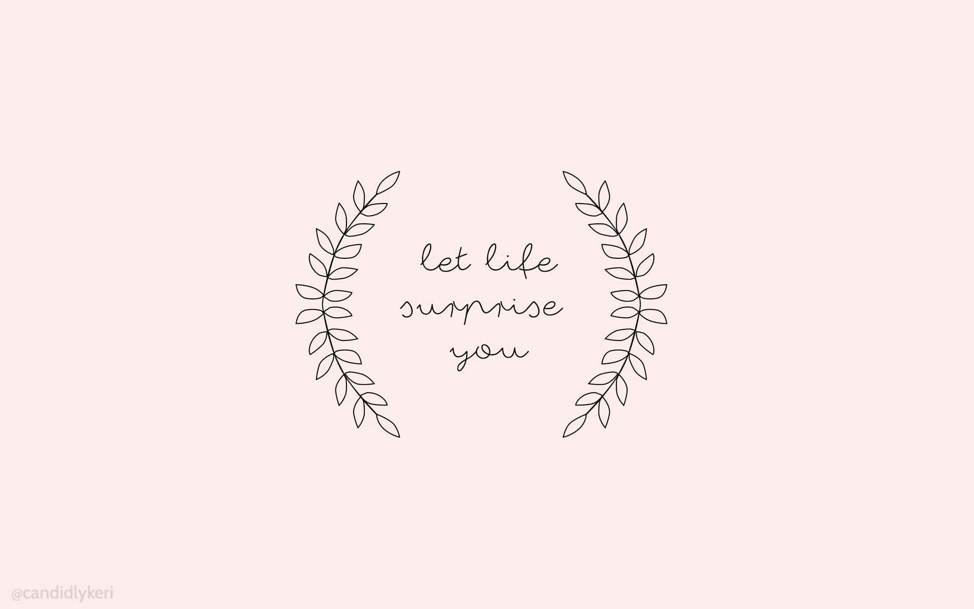 月桂花環框住手寫短語 let life surprise you，背景為胭脂色。