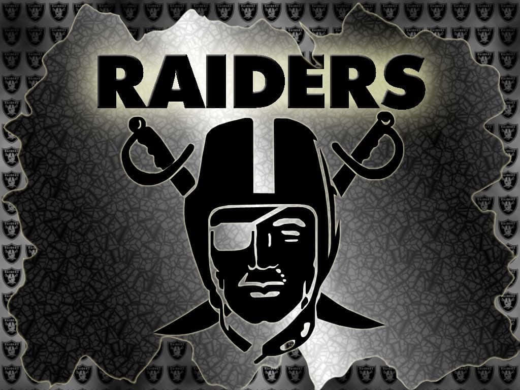 為你的狂熱注入奧克蘭突襲者壁紙 壁紙 — 一個大膽的黑銀色 Raiders 標誌，帶有頭盔臉和交叉劍，背景是裂紋金屬。
