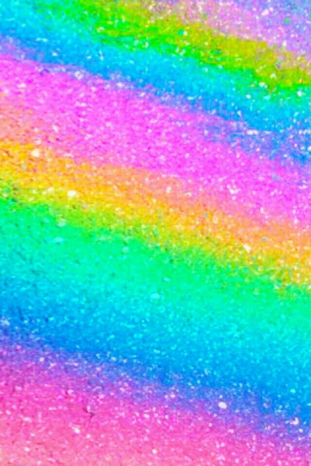 為你的空間注入色彩，彩虹閃粉裝點！ 壁紙 — 充滿活力的閃閃發光彩虹條紋在令人眼花繚亂的抽象圖案中旋轉，帶有閃爍的紋理。