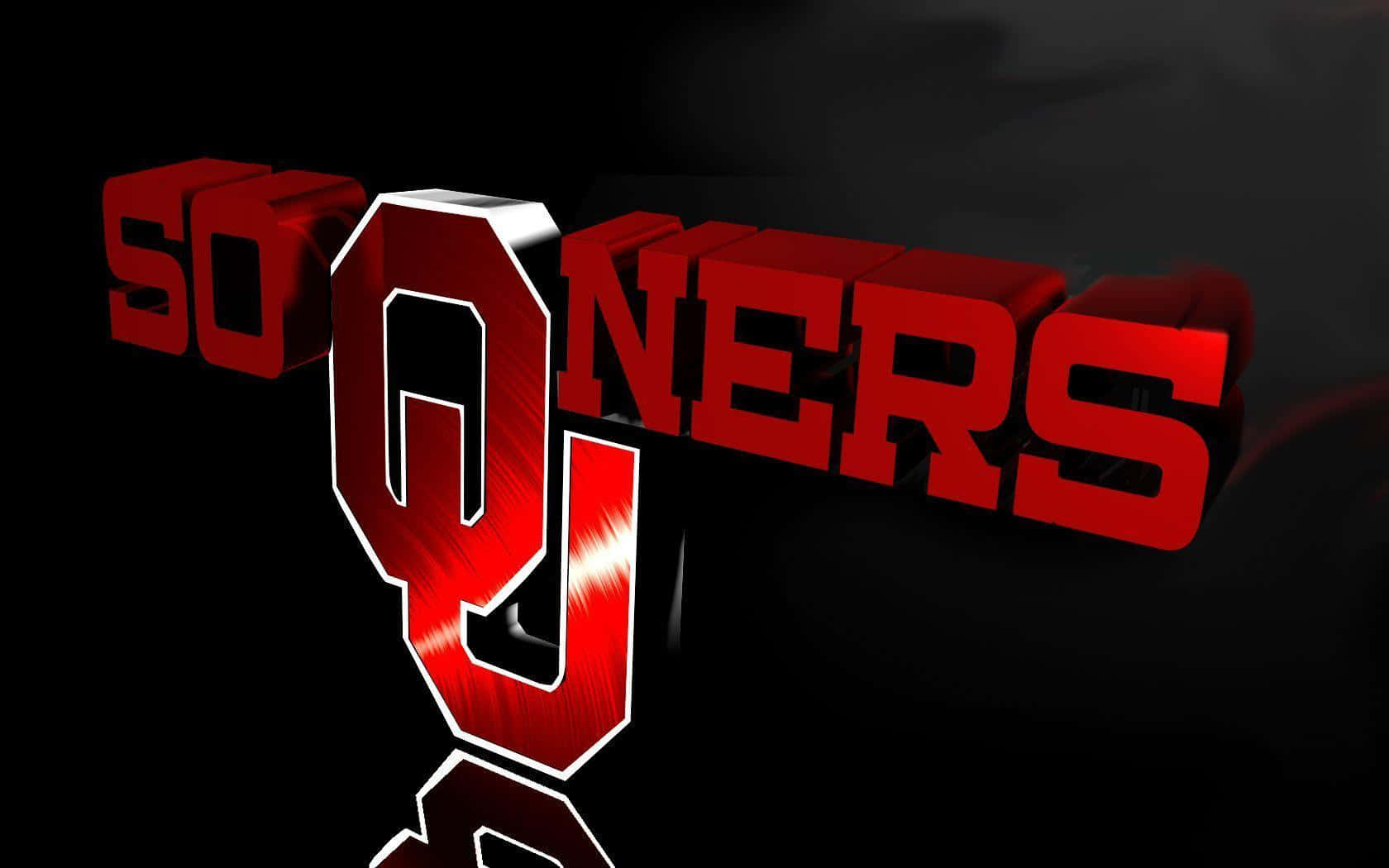 為俄克拉荷馬大學Sooner隊加油助威！ 壁紙 — 粗體紅色3D字母拼出「SOONERS」，帶有發光白色輪廓，背景為深色煙霧狀。