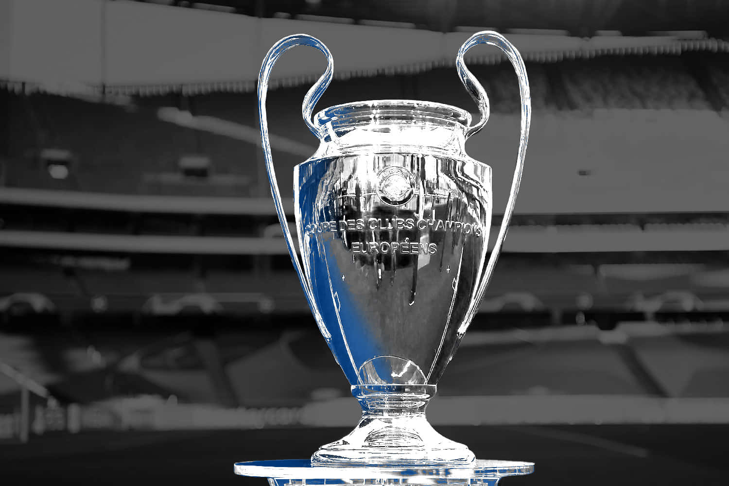 UEFA 歐聯獎盃置於球場基座上，帶有選擇性藍色燈光。