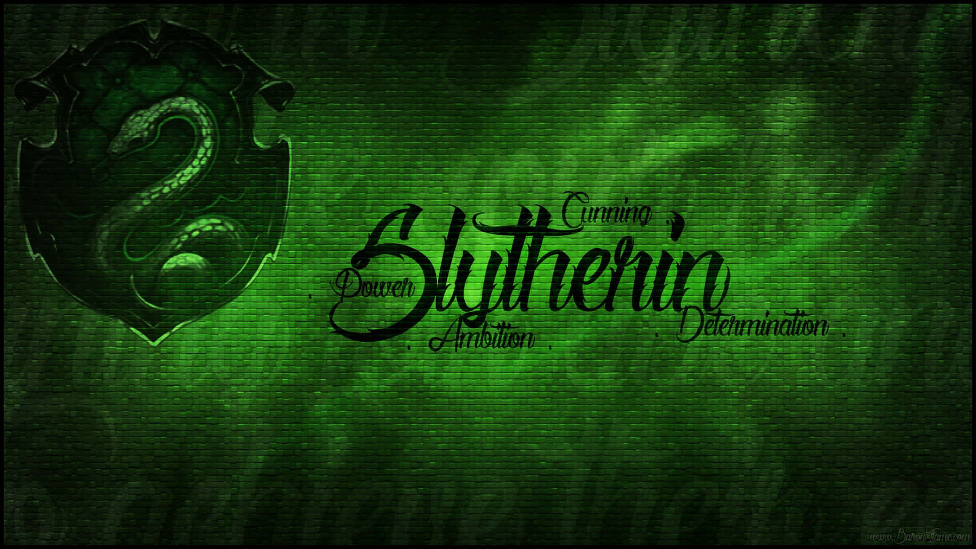 史萊哲林學院徽章與價值觀，背景為綠色磚牆。