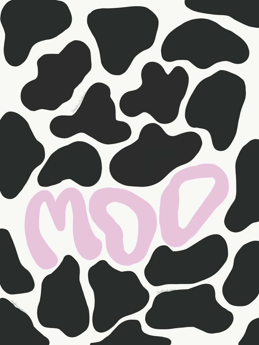 黑色乳牛印花圖案，在米白色背景上帶有粉紅色的「MOO」文字。