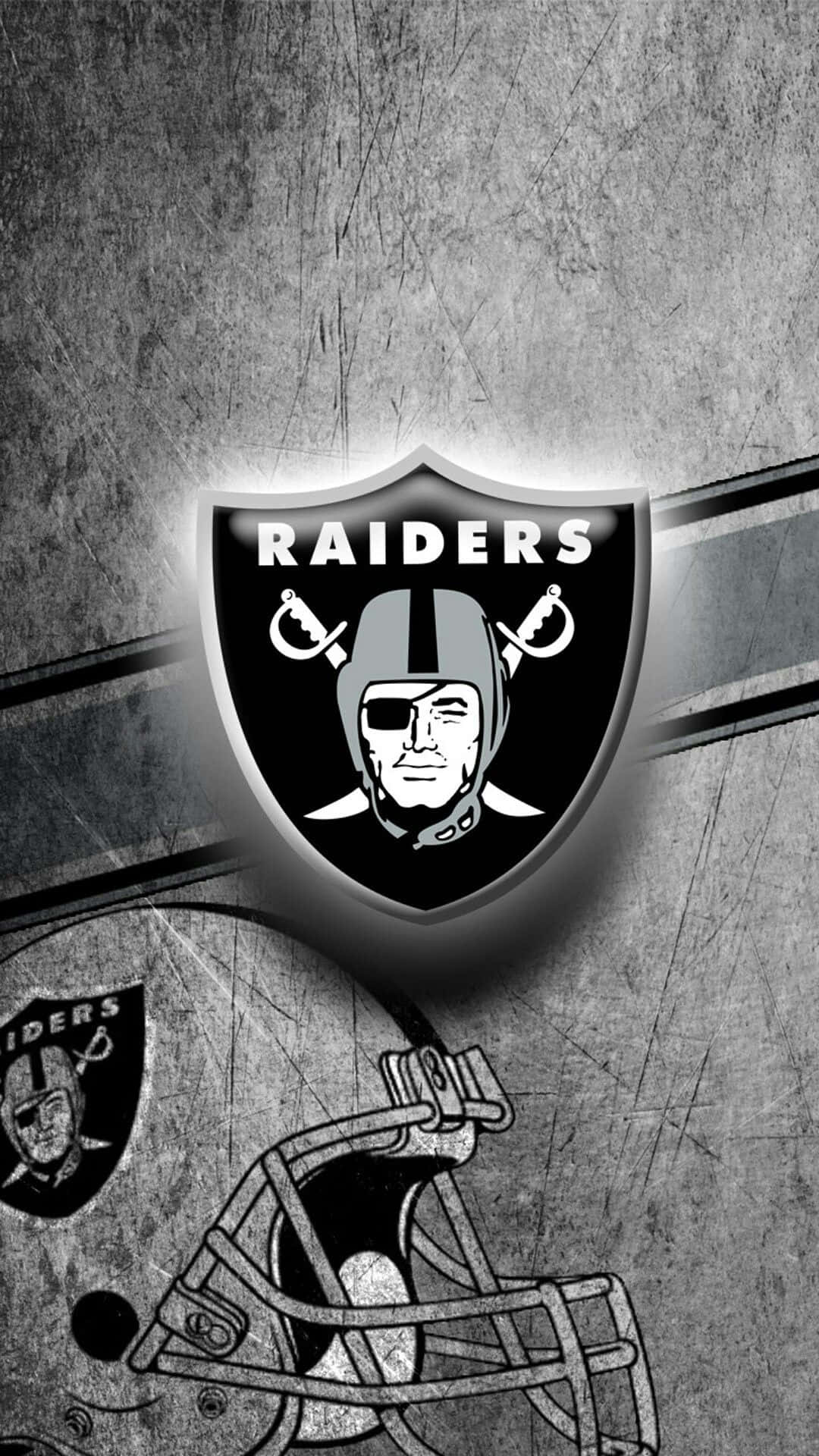 為奧克蘭突襲者隊加油助威 壁紙 — 一款粗糙的黑白牆紙，以Oakland Raiders標誌和頭盔為特色，背景為刮花的金屬質感。