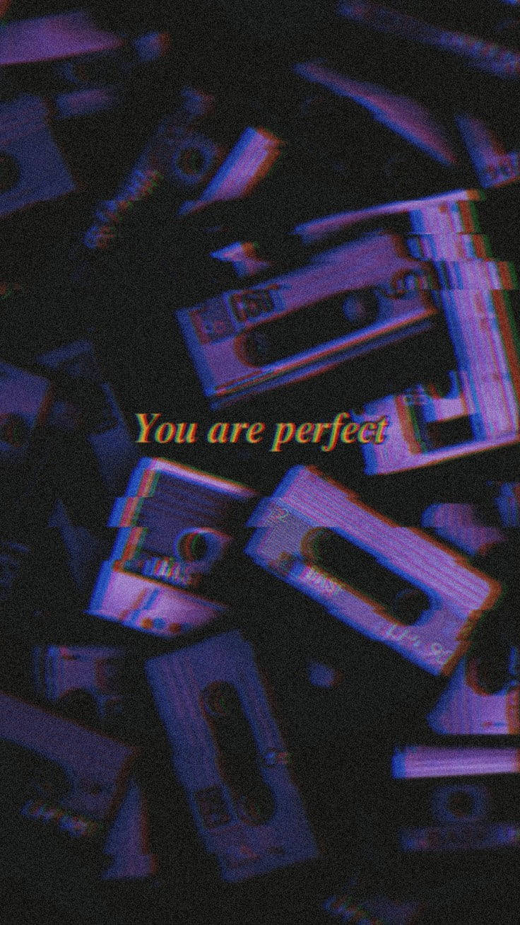散落的卡式錄音帶上帶有故障效果和「you are perfect」文字。