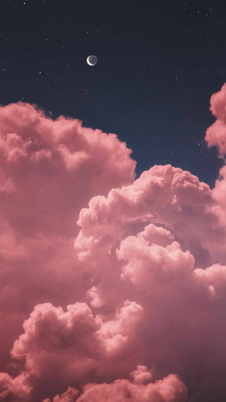 粉紅色的雲朵在彎月和繁星點點的夜空下飄浮。