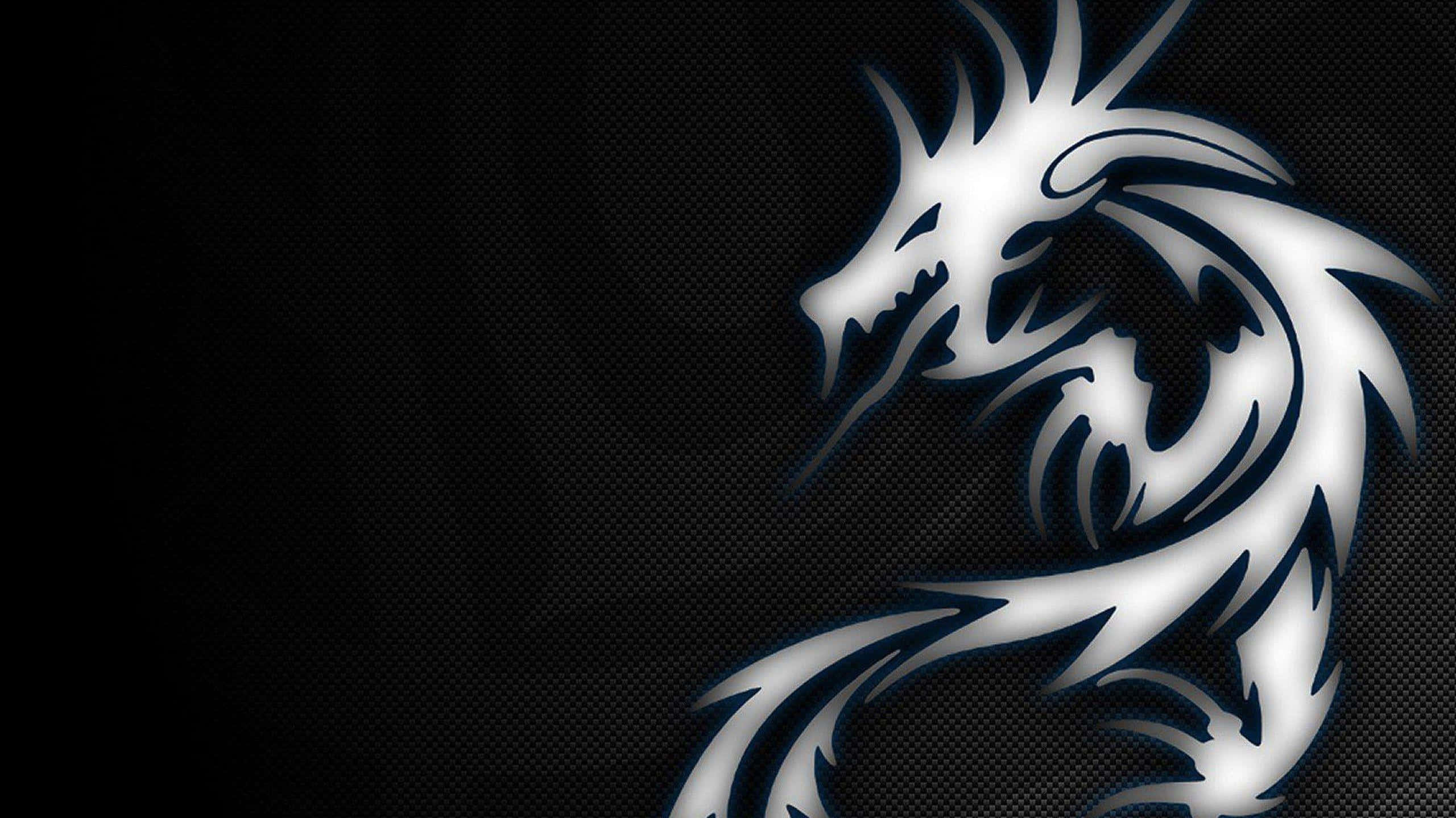 為專注玩家打造的 MSI 遊戲筆記型電腦 壁紙 — 一條時尚的銀色龍，帶有發光邊緣，在紋理黑色背景上動態盤繞。