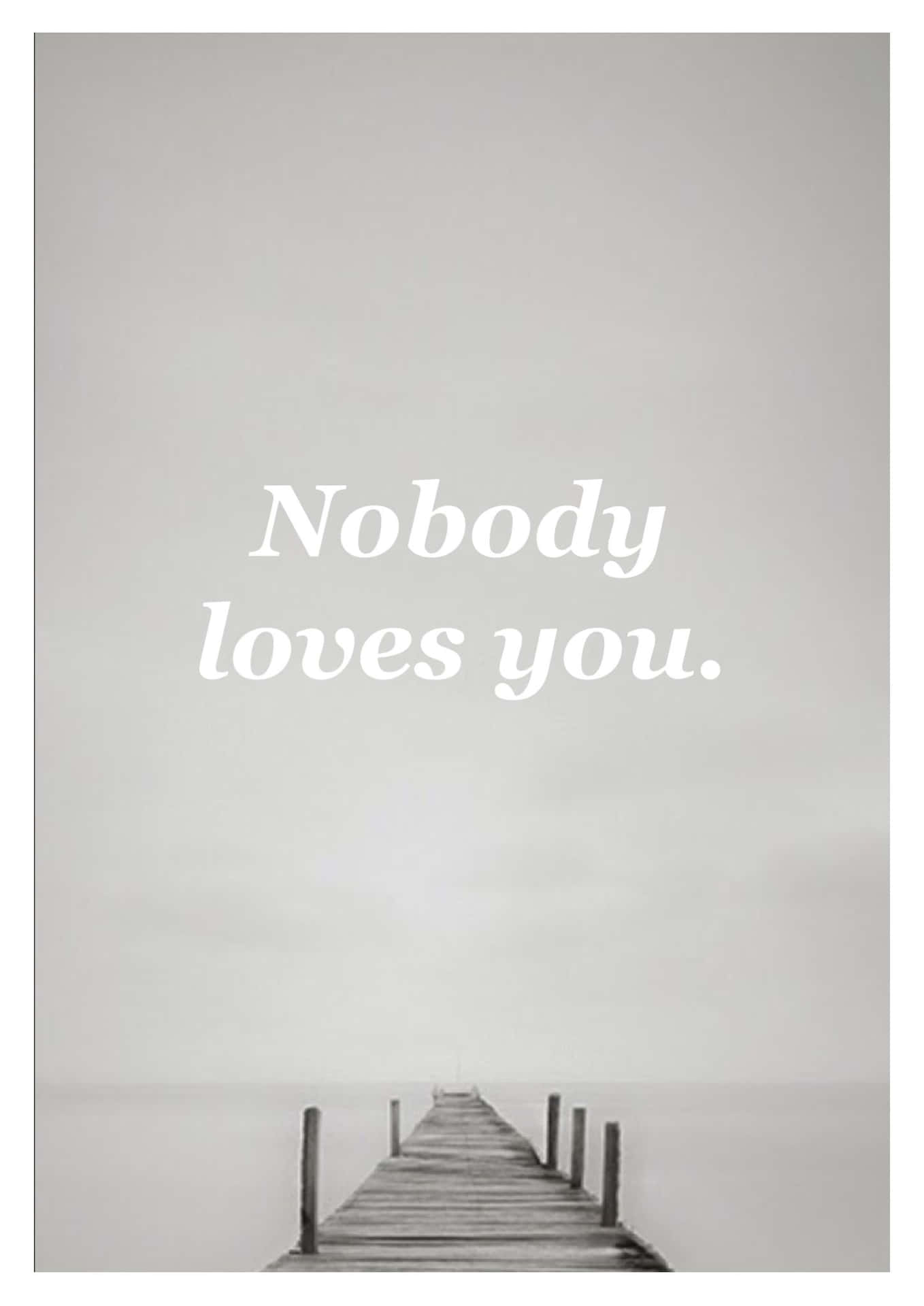 灰色碼頭消失在霧中，帶有文字「Nobody loves you。」