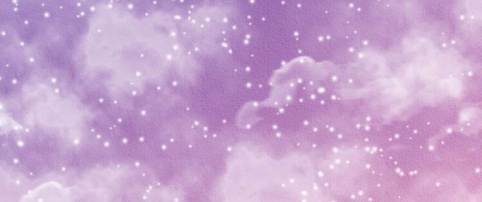 紫色和粉紅色的雲朵在星空下漂浮。
