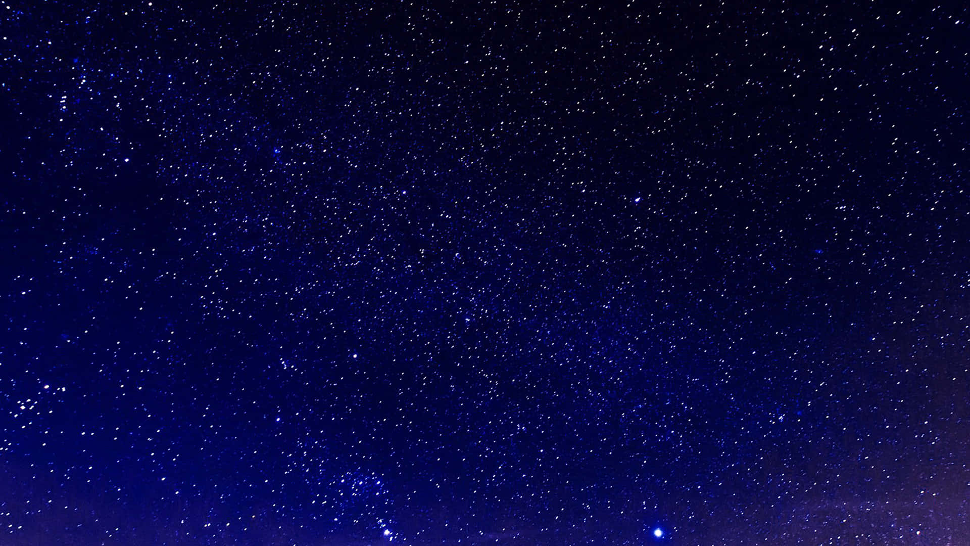 深藍色調的星空，散落著明亮的星星。
