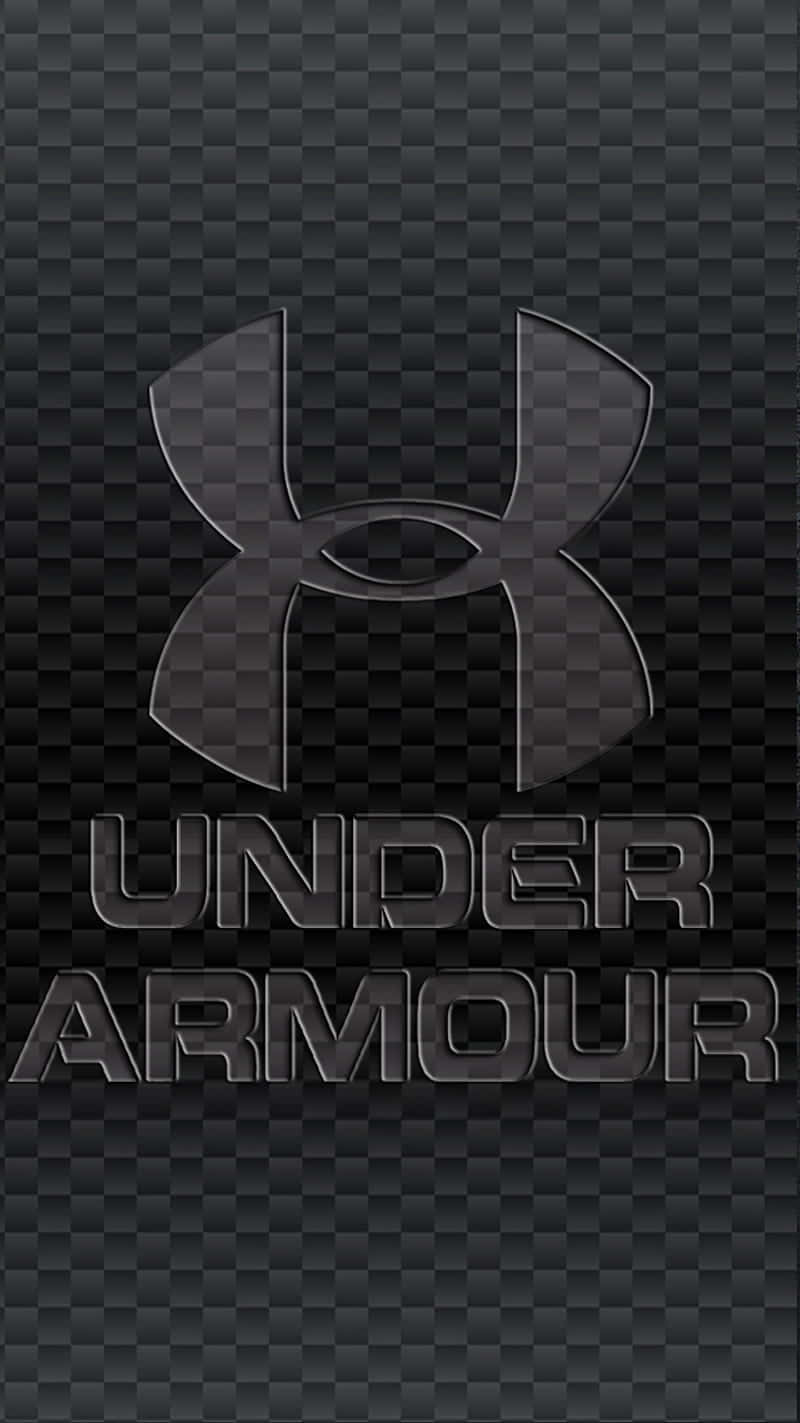 為成功做好準備 - 穿上Under Armour 壁紙 — Under Armour 標誌以金屬灰色在深色碳纖維格紋背景上突出顯示。