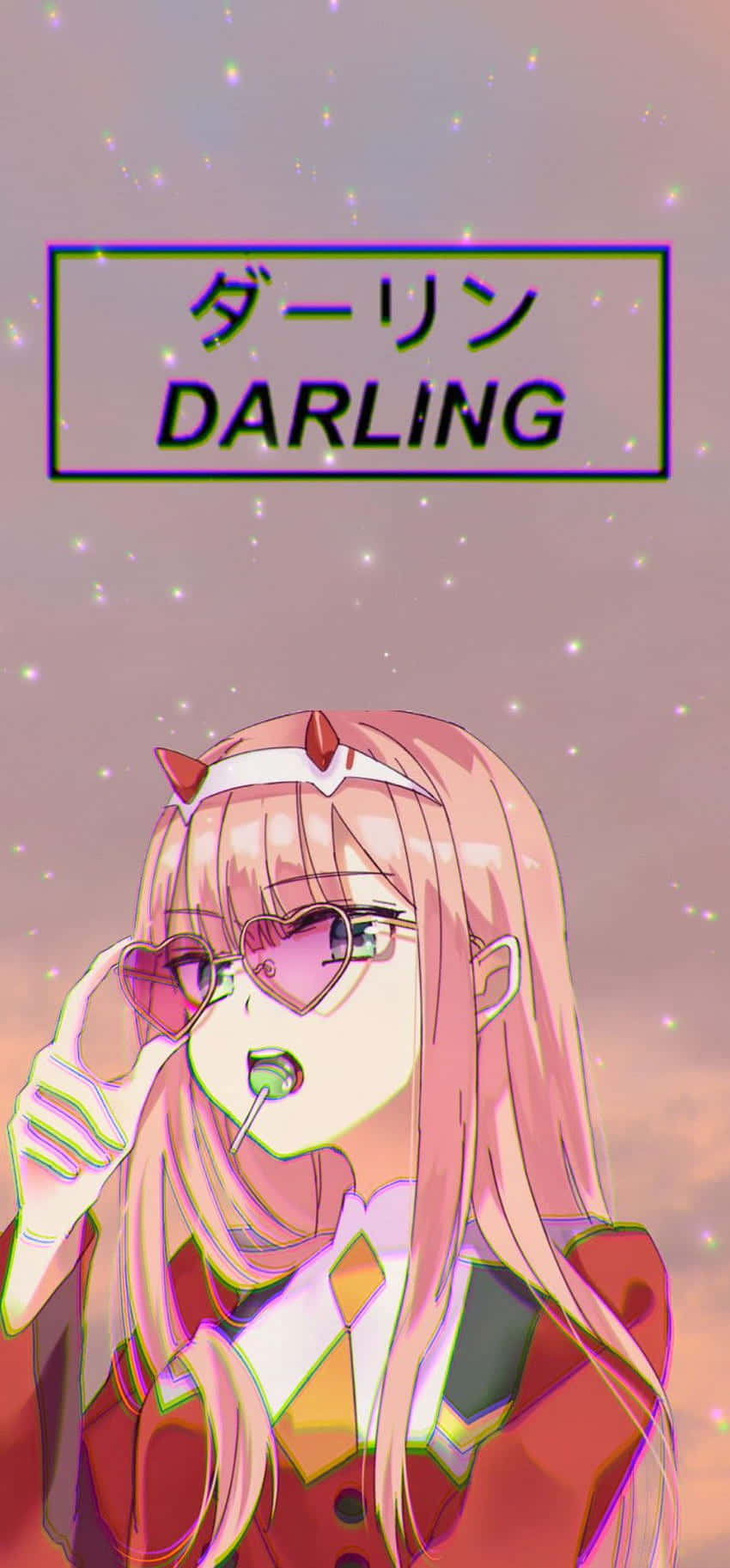為戰鬥而生的熱血精神 壁紙 — 粉紅色頭髮的動漫女孩，戴著心形眼鏡和惡魔角，在星光閃爍的粉紅色天空下拿著棒棒糖，並有「DARLING」標誌。