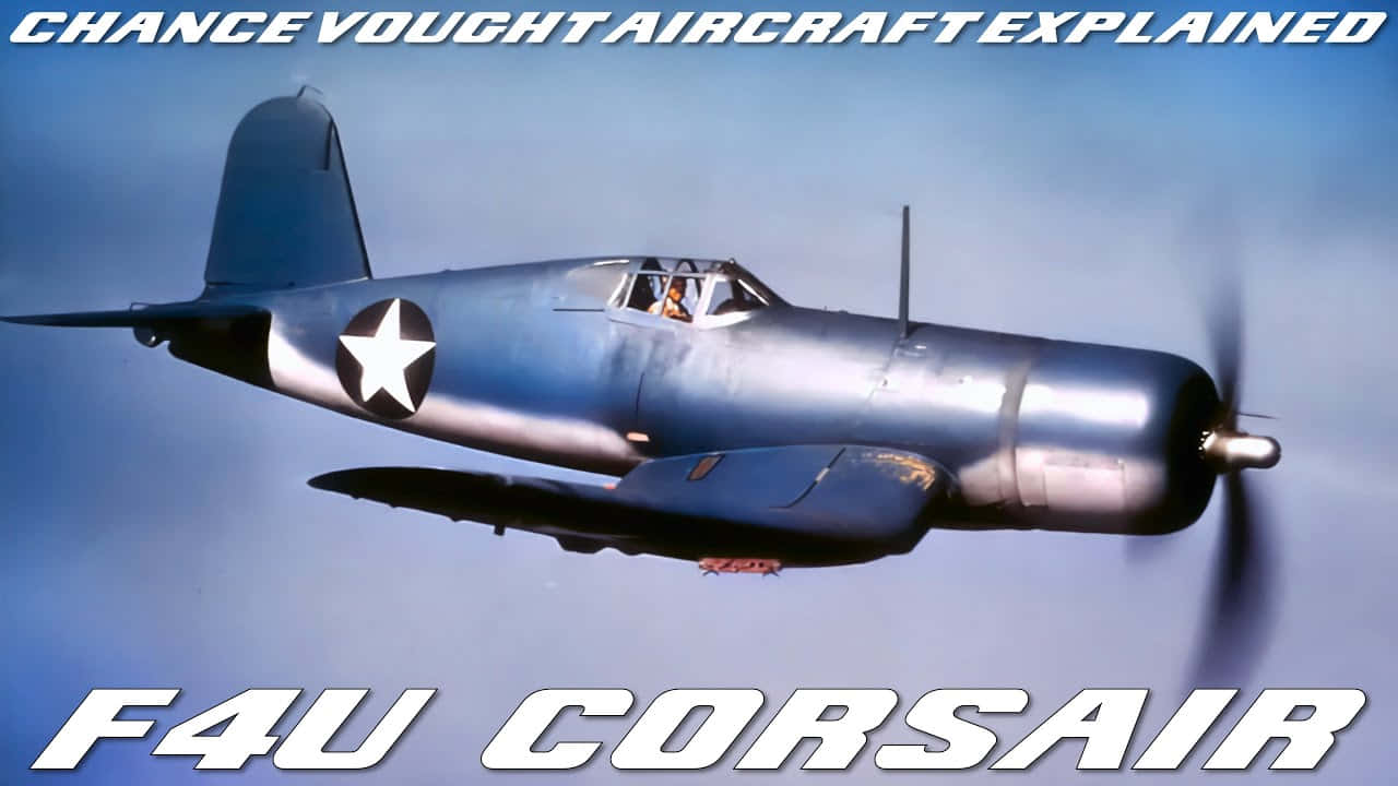 銀色F4U Corsair戰鬥機在清澈藍天中飛行，飛行員可見。