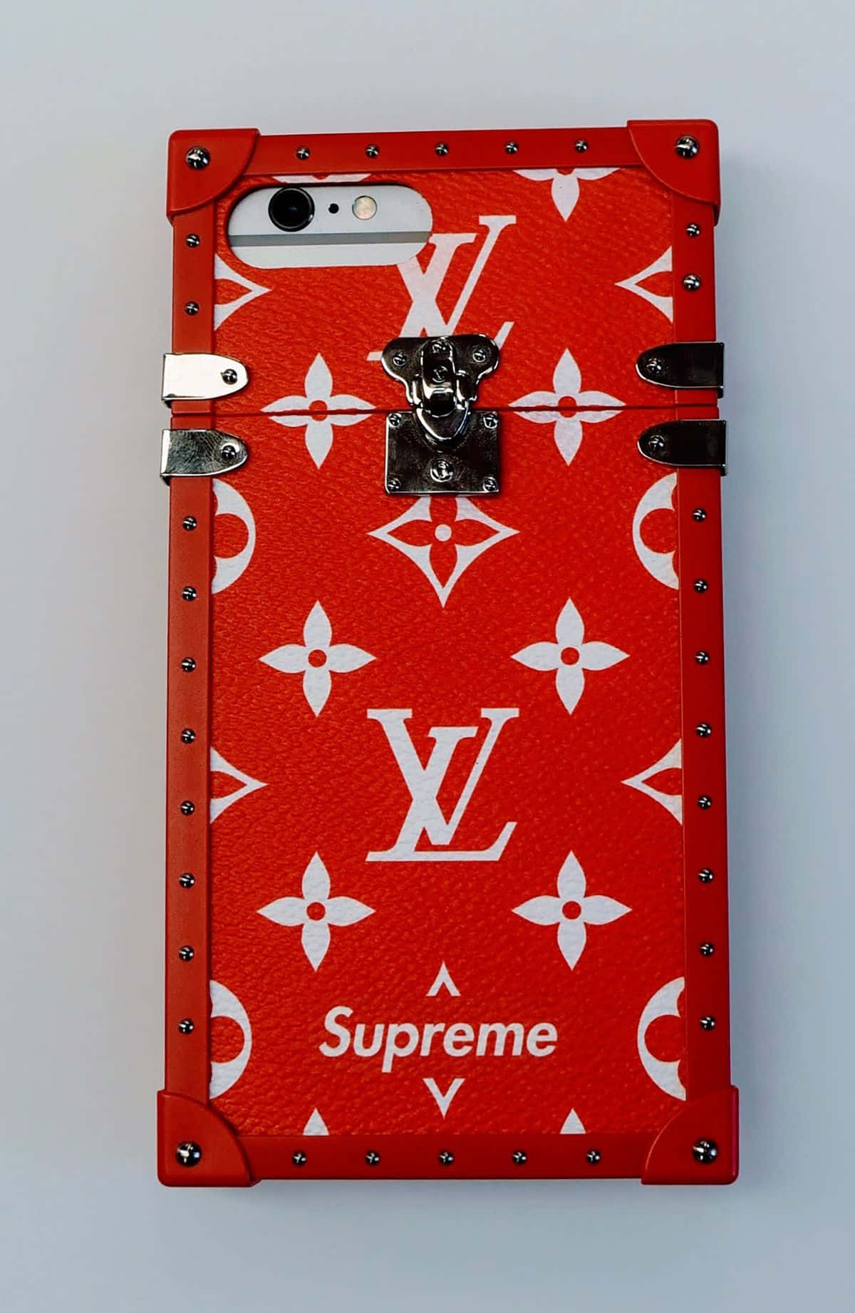 紅色 Louis Vuitton Supreme 手機殼，帶有白色 monogram 和銀色金屬配件。