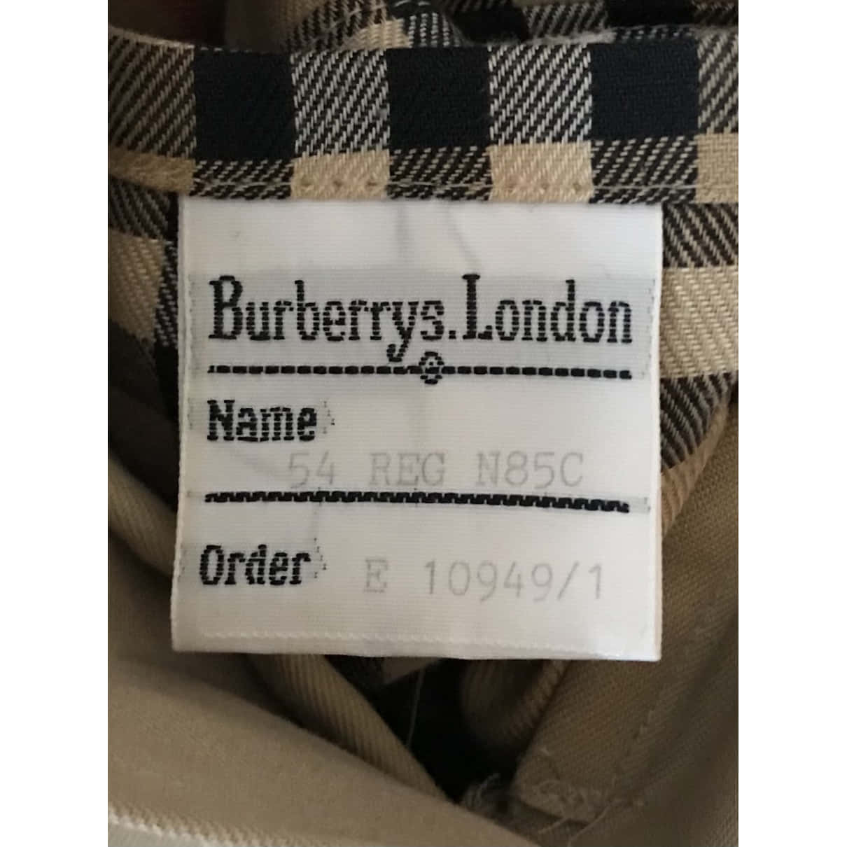 Burberrys London 服裝標籤在格紋布料上。