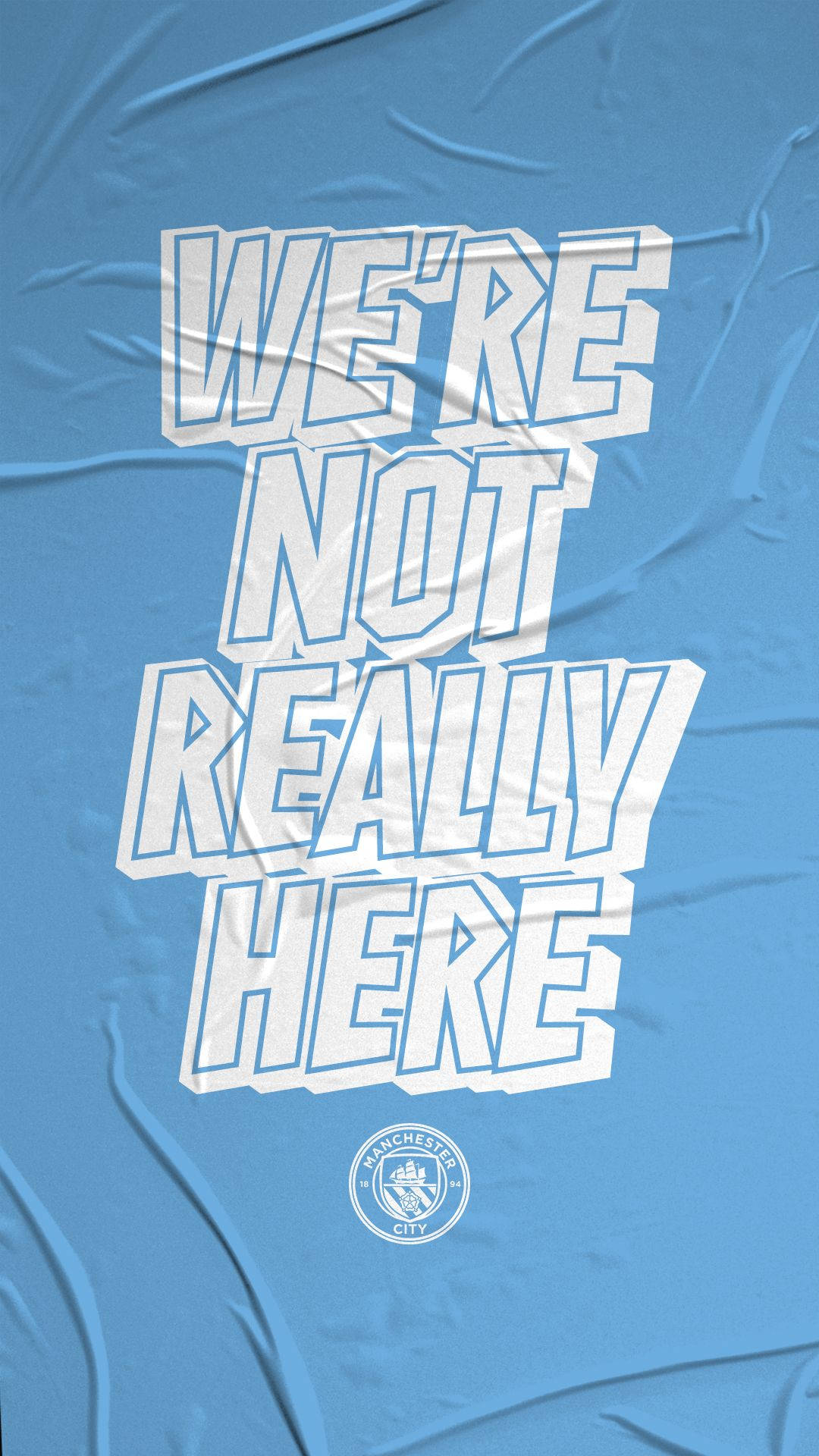 文字圖形，藍色布料上寫著「WE'RE NOT REALLY HERE」，附有曼城標誌。